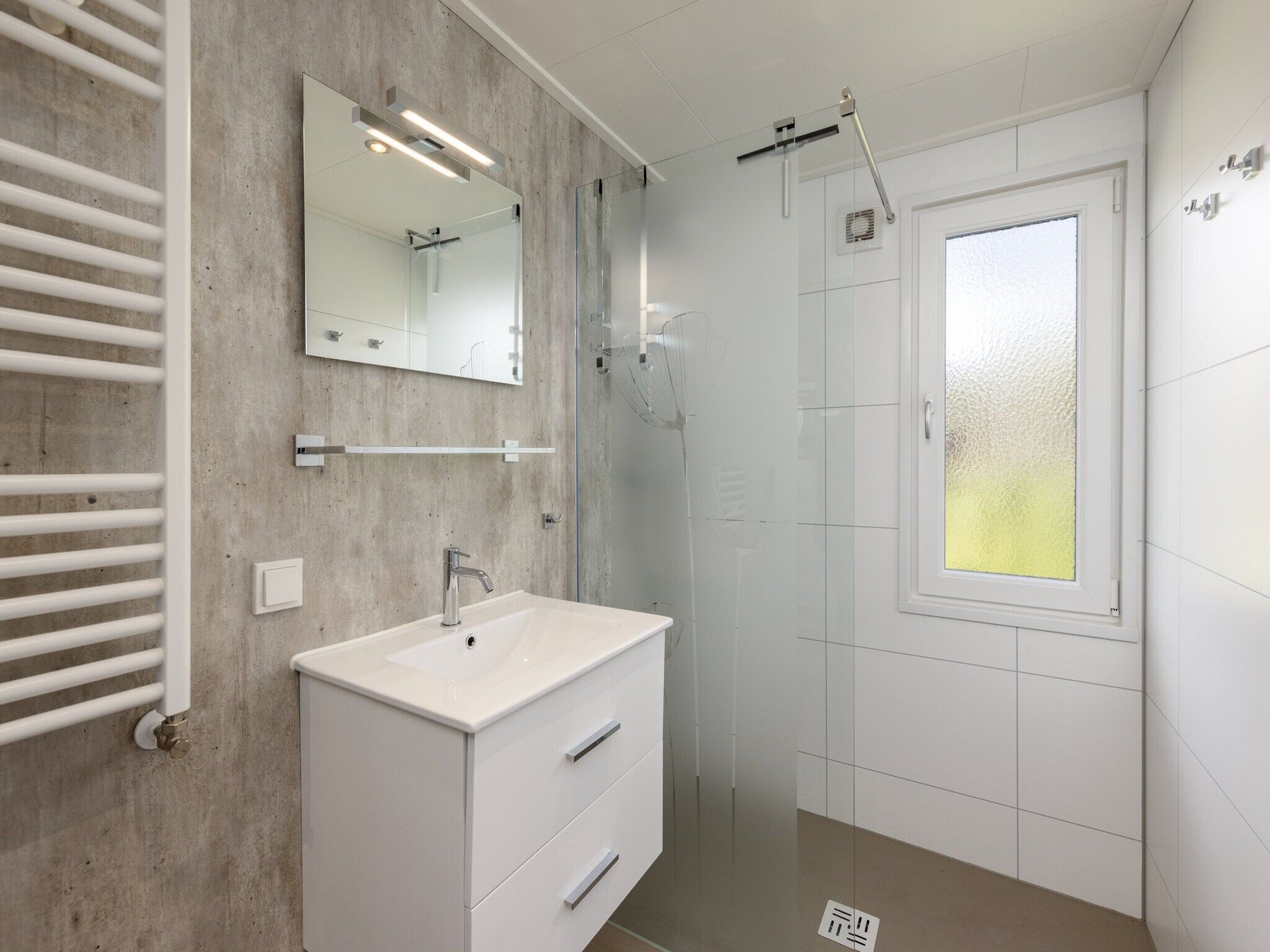 De badkamer van Recreatiepark Tolplas 18 in Hoge Hexel