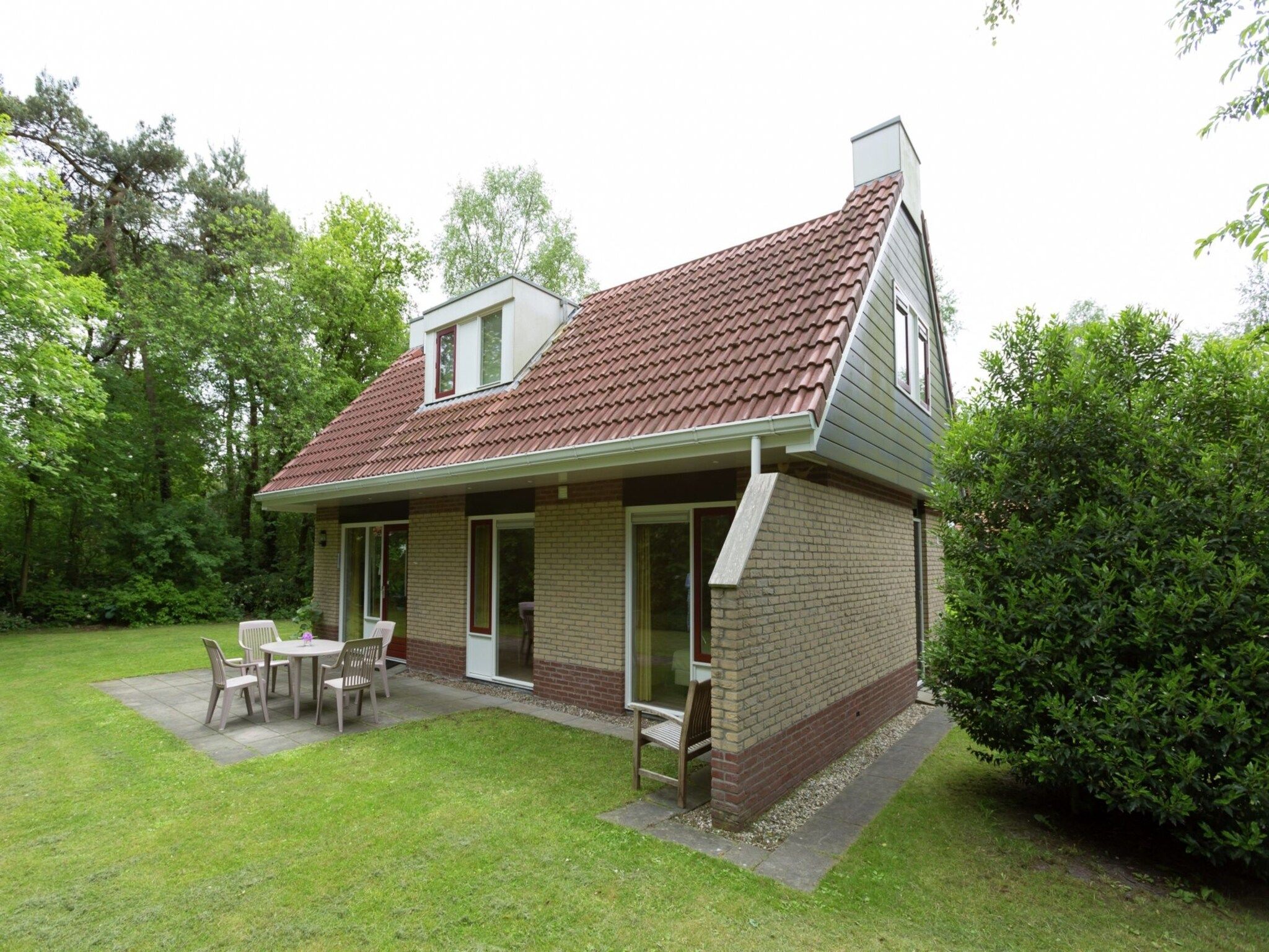 De buitenkant van Buitenplaats Berg en Bos nummer 43 in Overijssel