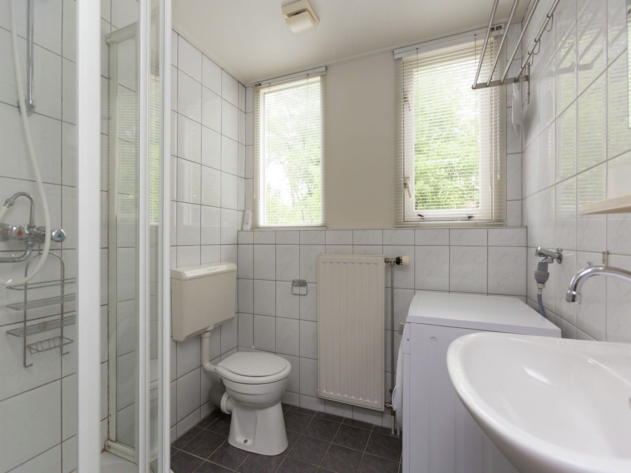 De badkamer van Buitenplaats Berg en Bos nummer 43 in Overijssel