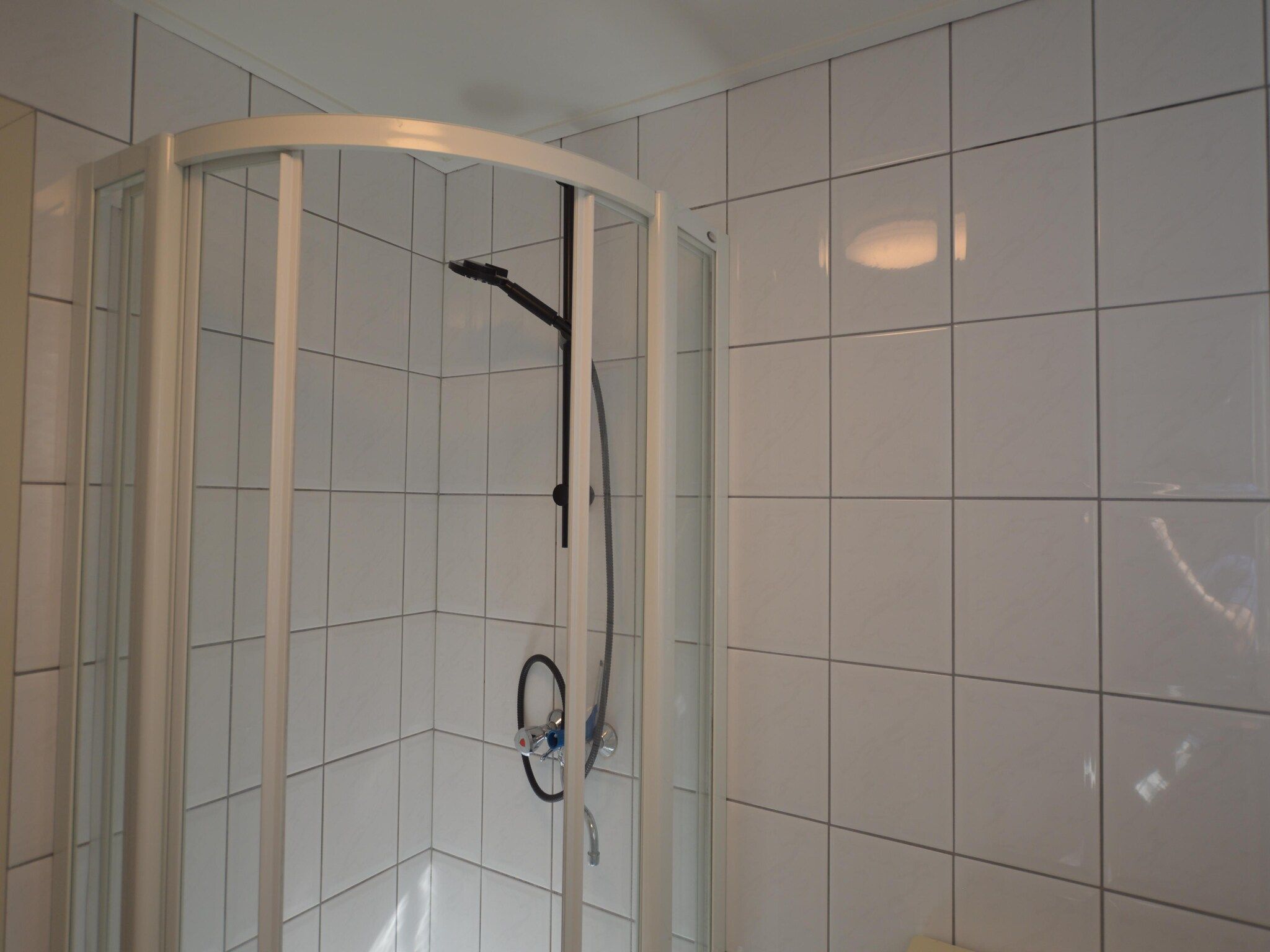 De badkamer van Buitenplaats Berg en Bos nummer 43 in Overijssel
