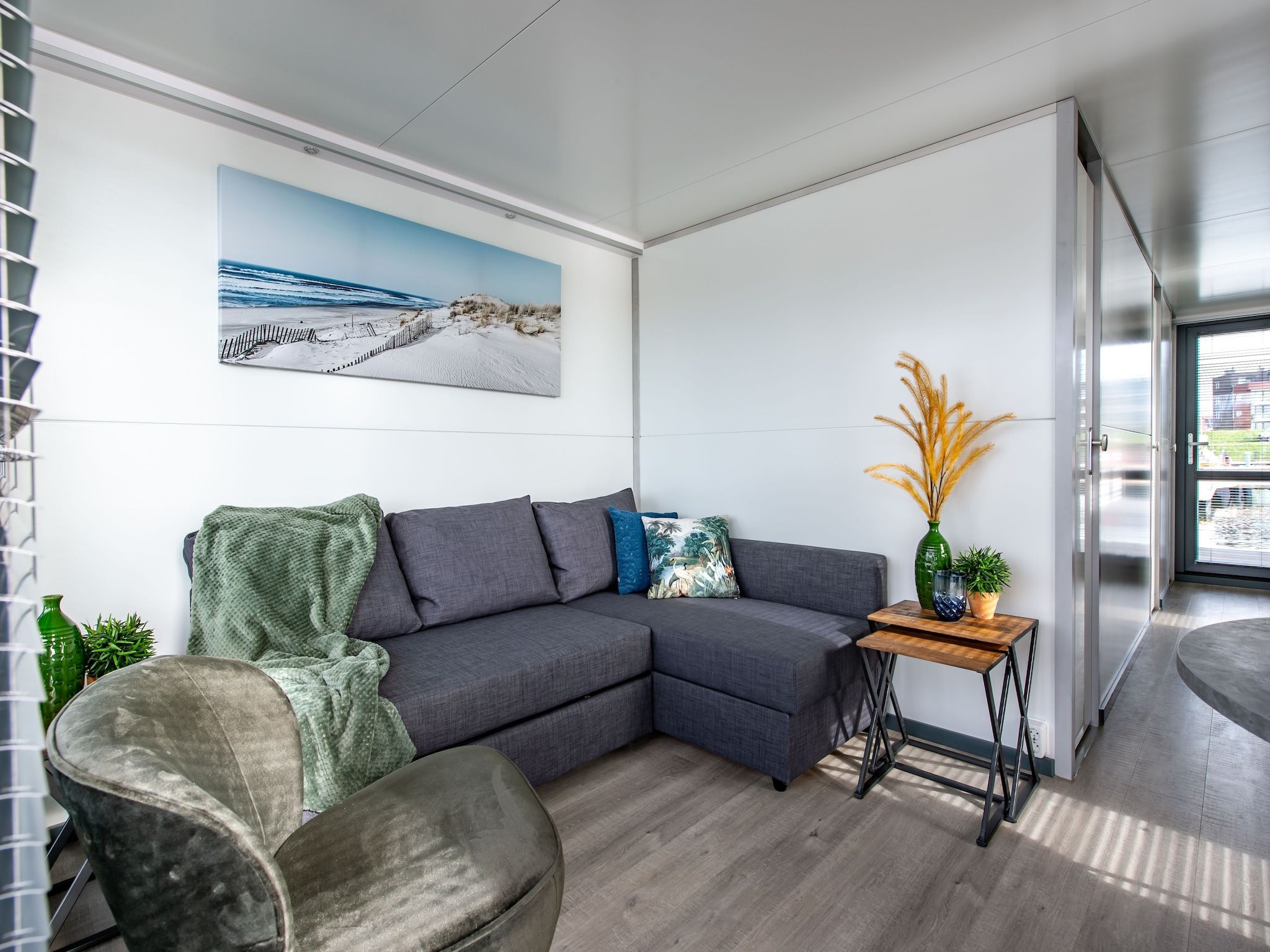 De woonkamer van Waterlodge Blue Island in Kamperland