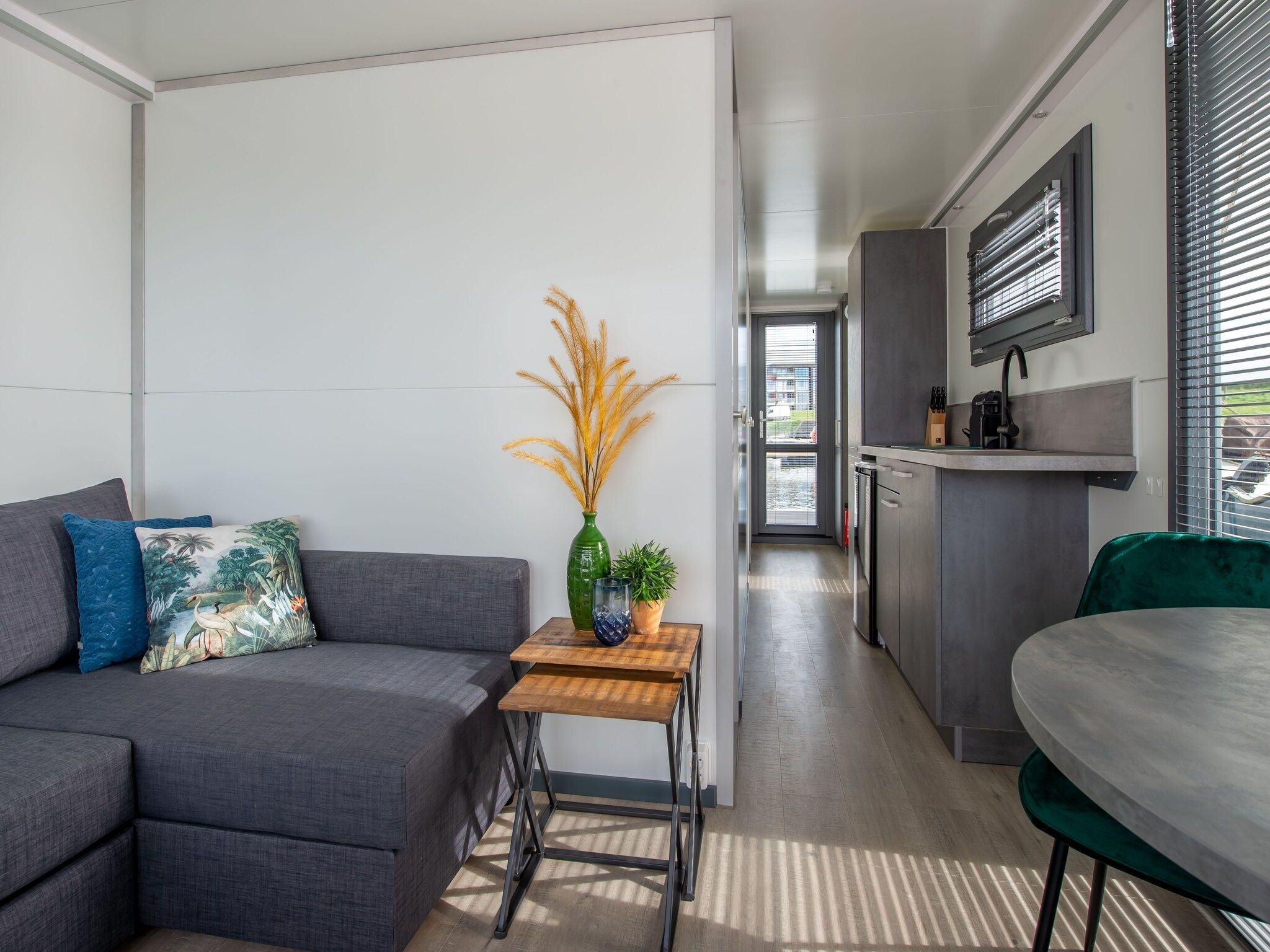 De woonkamer van Waterlodge Blue Island in Kamperland