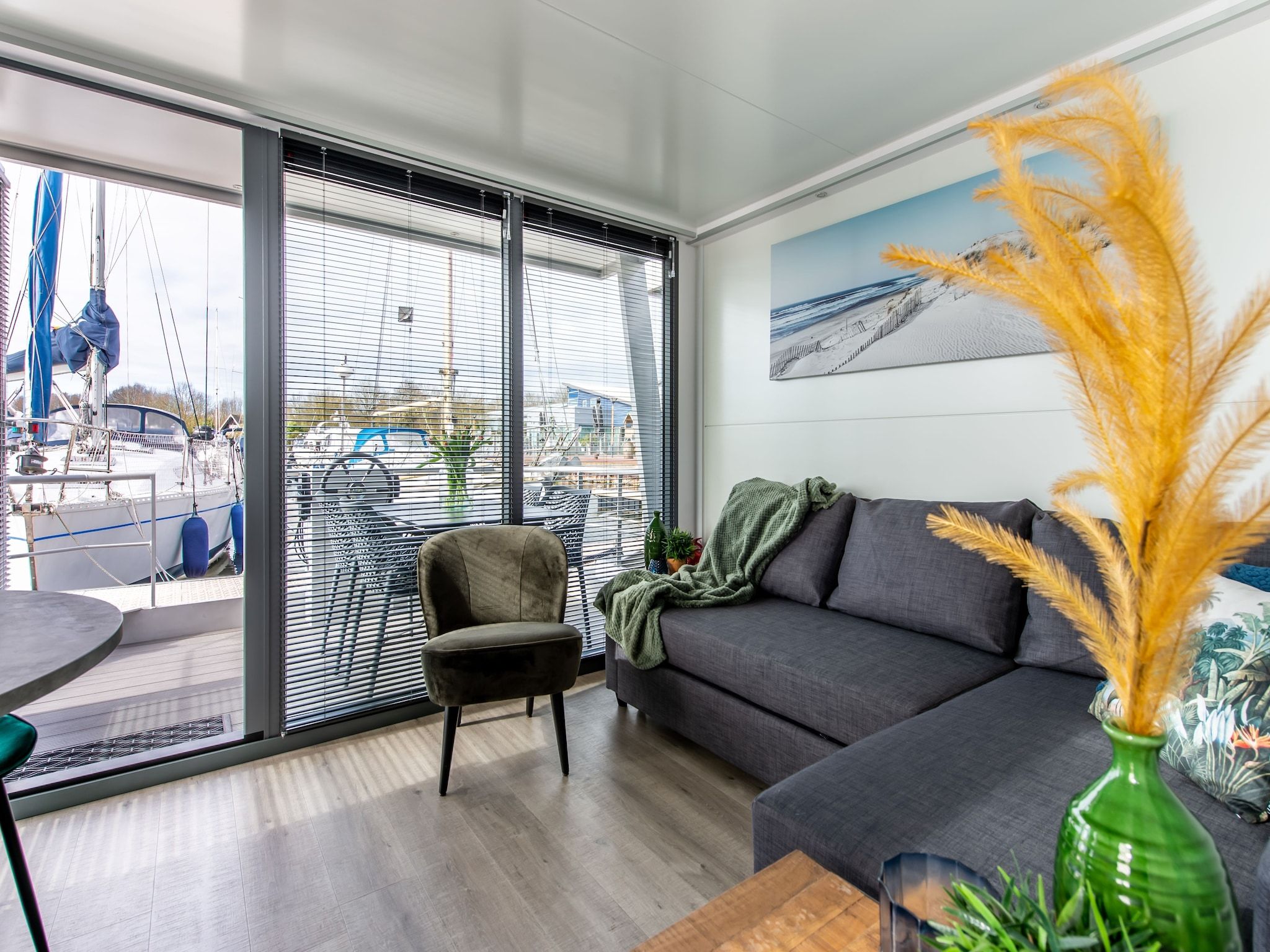 De woonkamer van Waterlodge Blue Island in Kamperland
