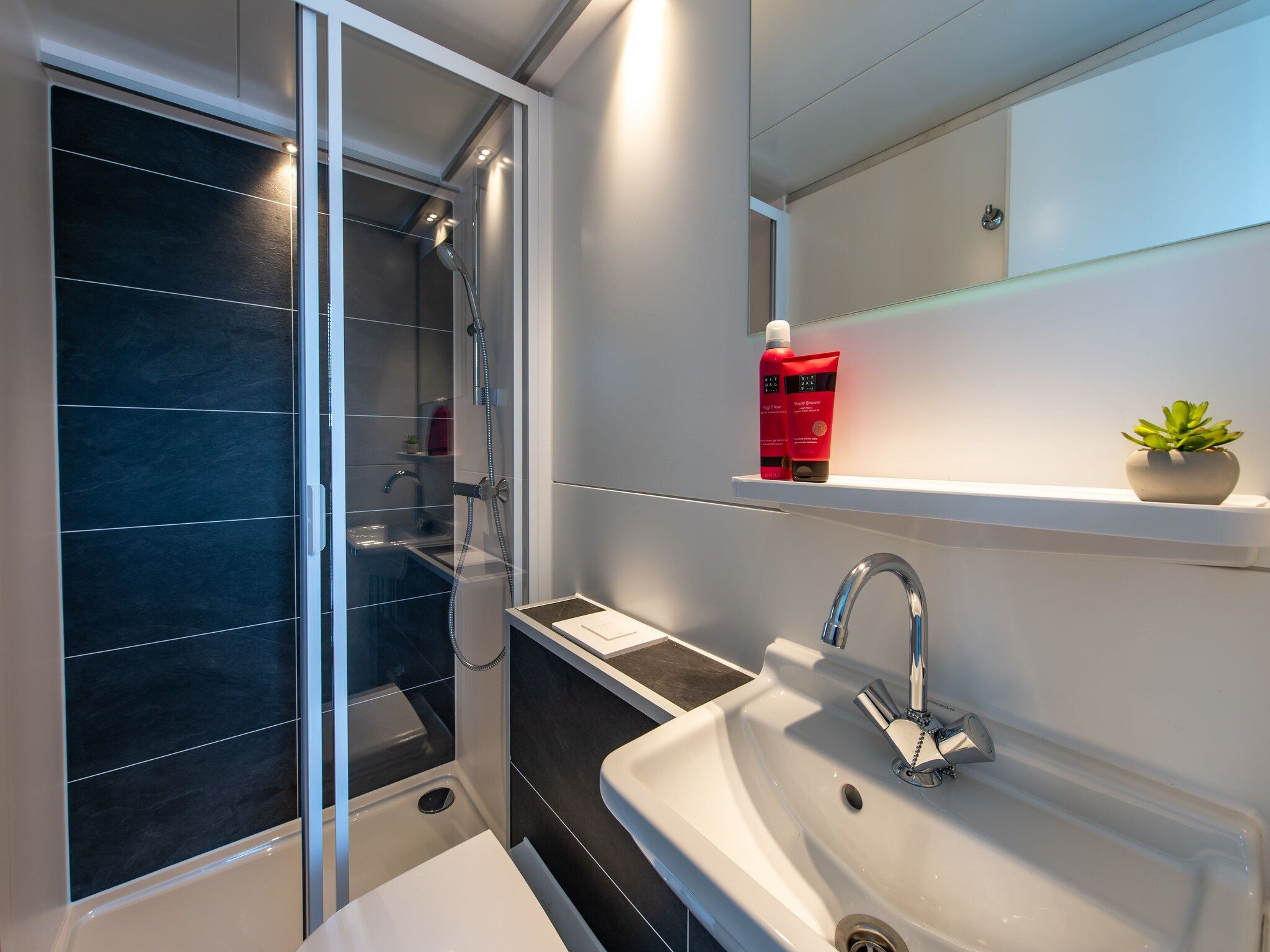 De badkamer van Waterlodge Blue Island in Kamperland