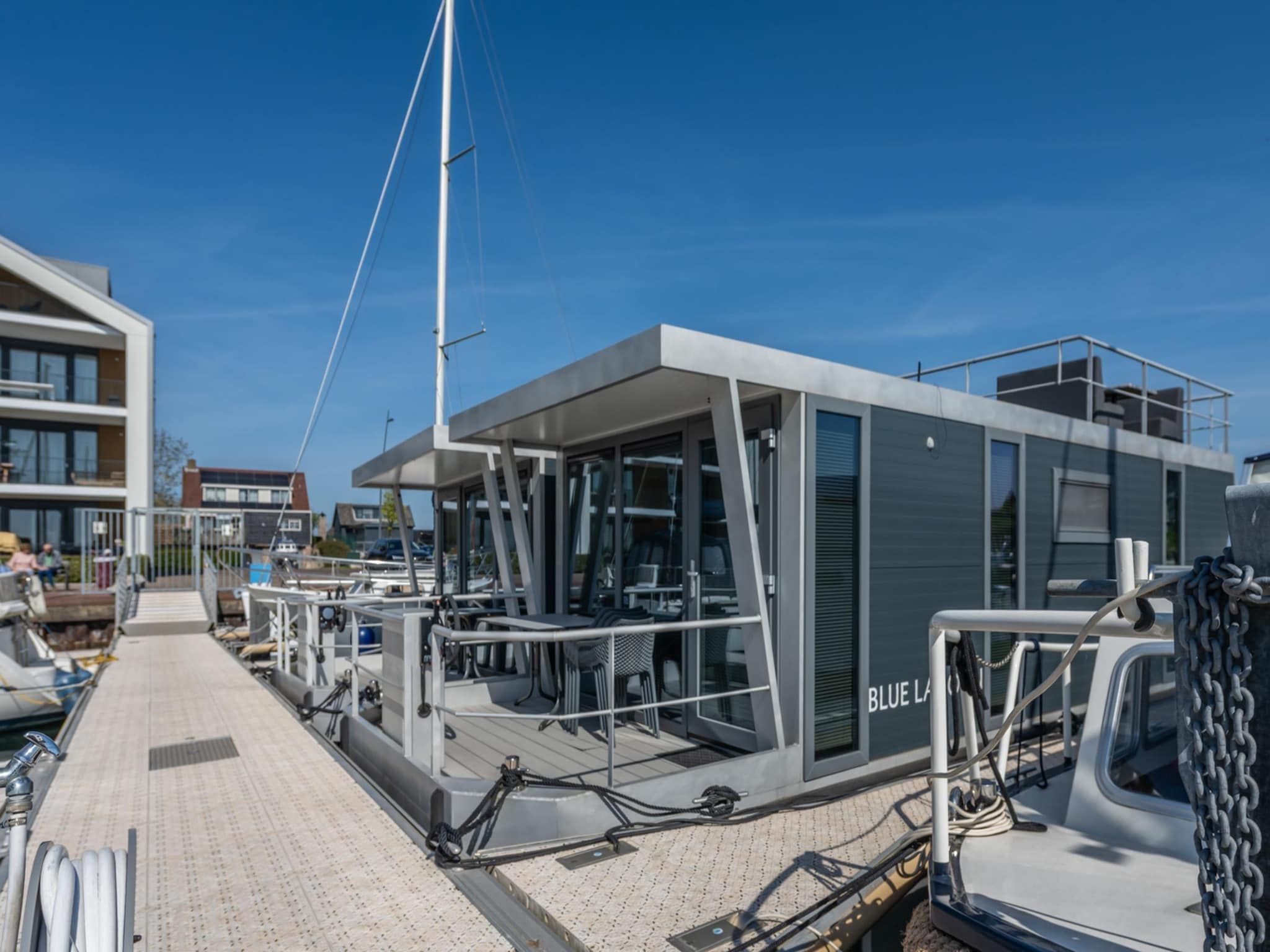 De buitenkant van Waterlodge Blue Island in Kamperland