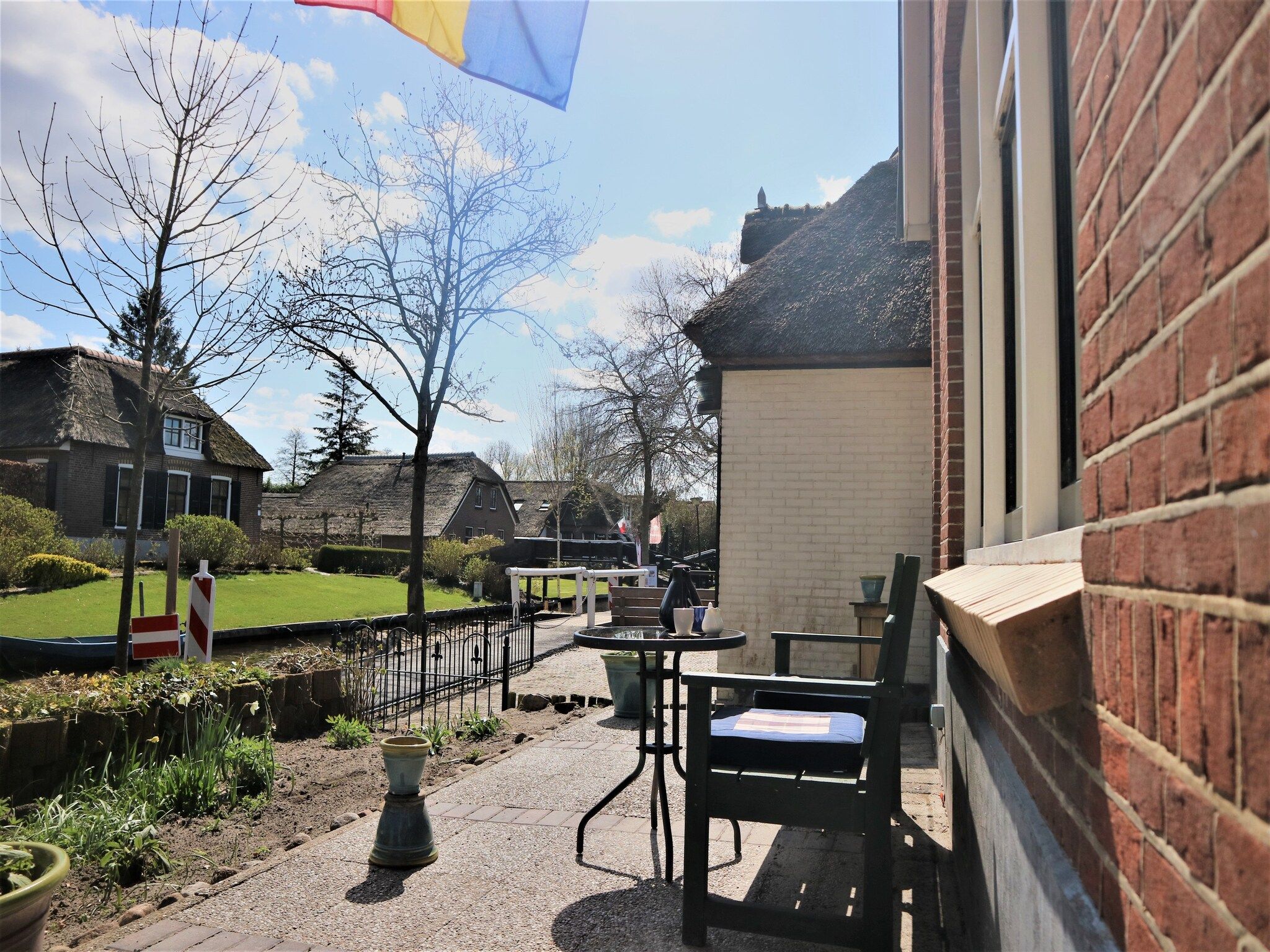 Het terras van Logies Paal 4 Giethoorn – 3 persoons in Giethoorn