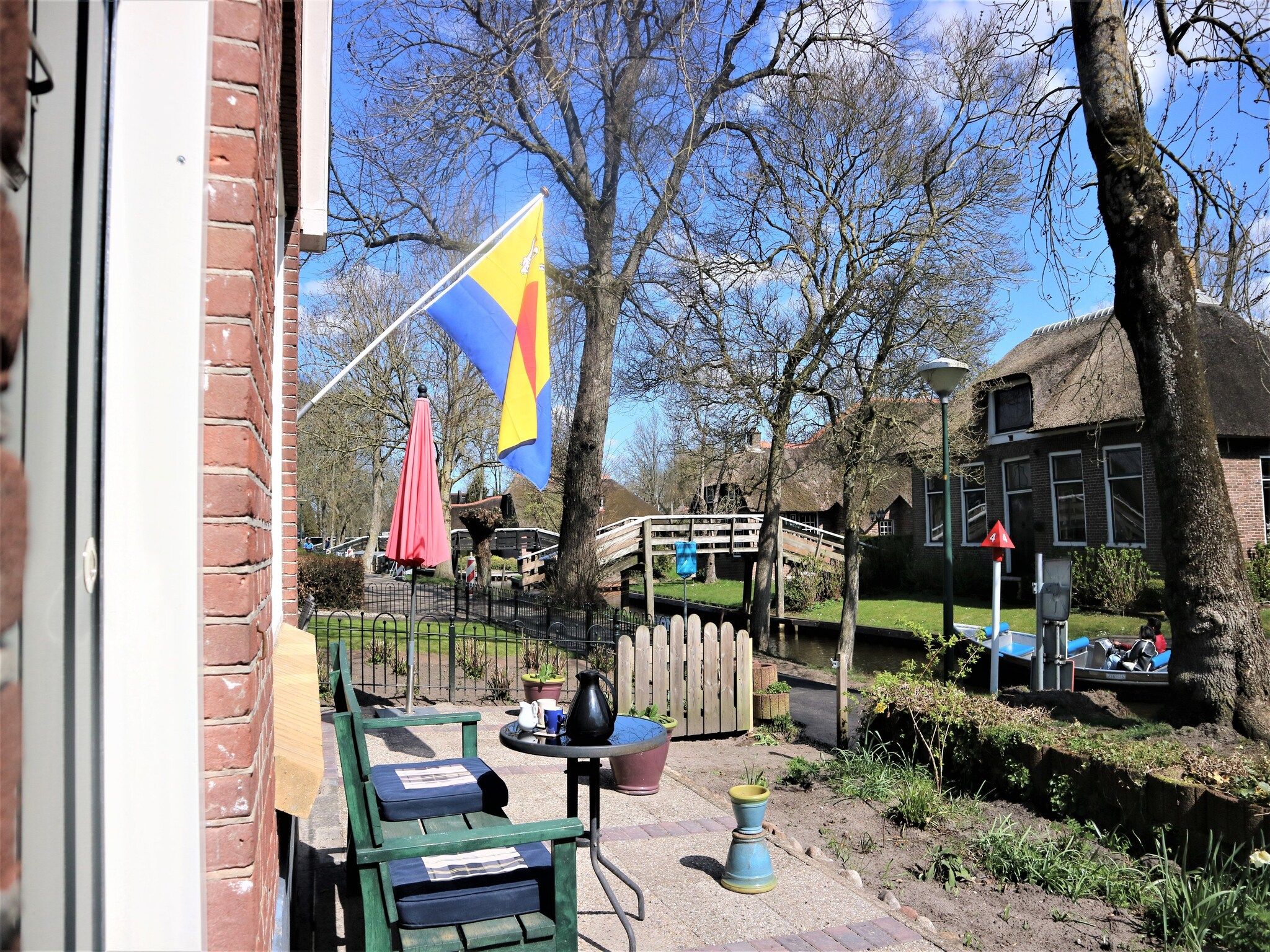 De tuin van Logies Paal 4 Giethoorn – 3 persoons in Giethoorn