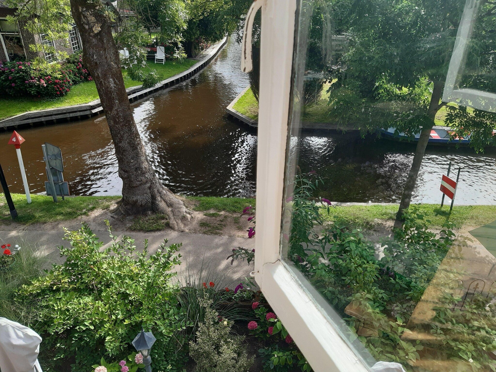 Het uitzicht vanaf Logies Paal 4 Giethoorn – 3 persoons in Giethoorn