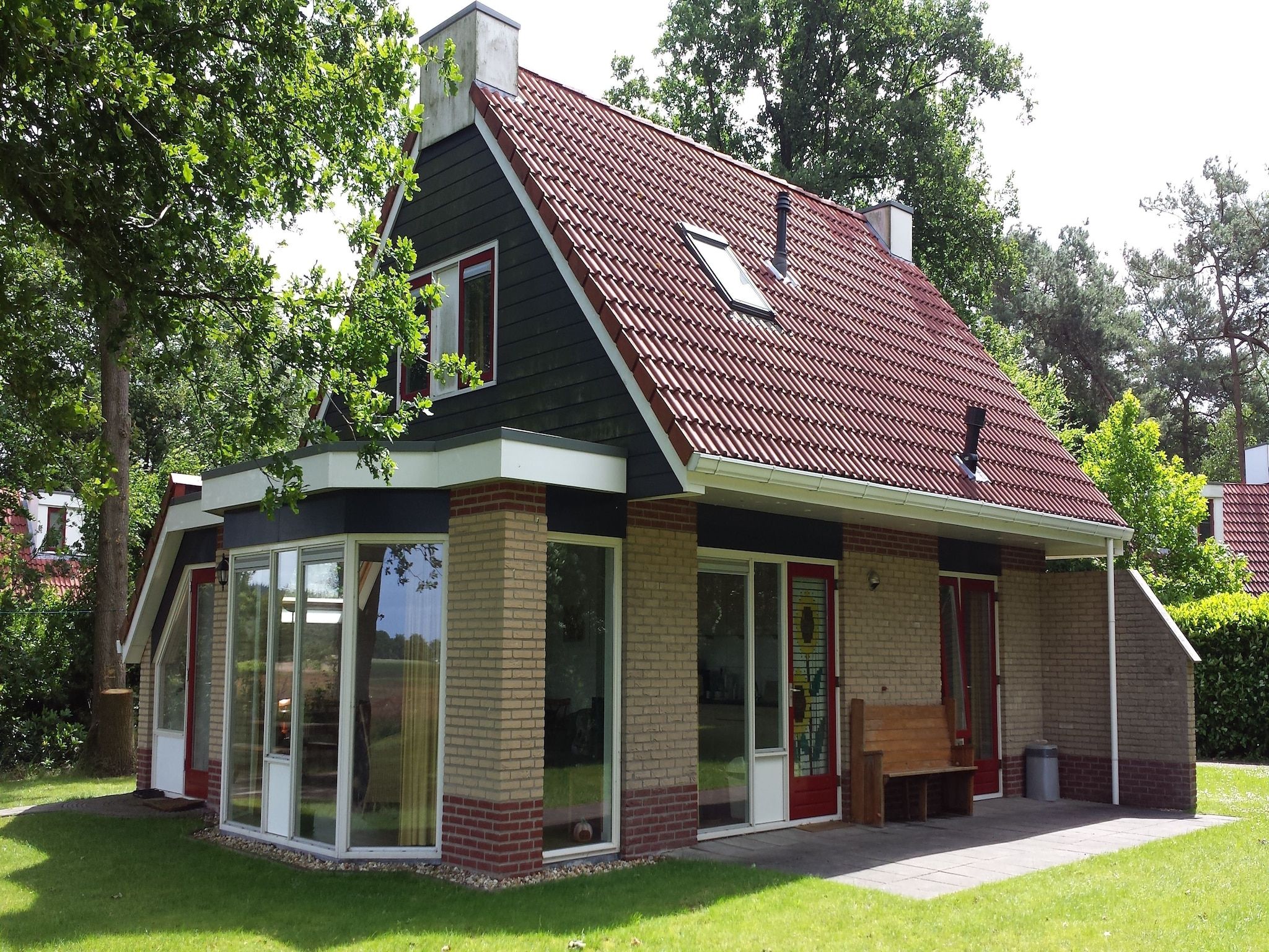 De buitenkant van Buitenplaats Berg en Bos nummer 18 in Lemele