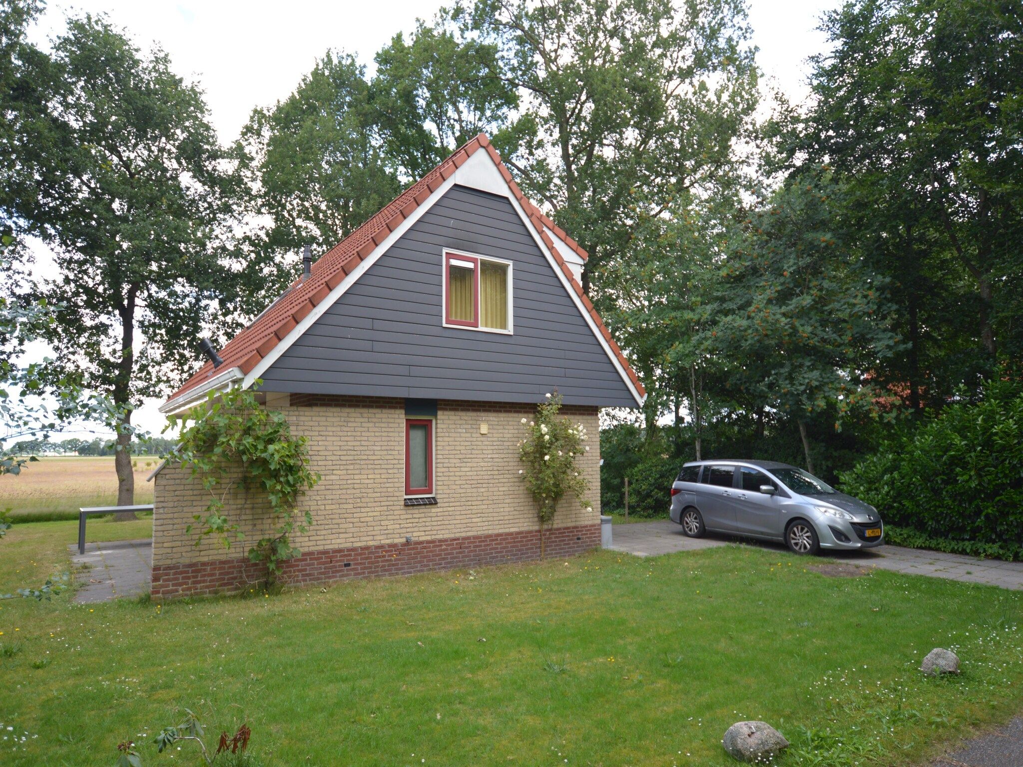 De buitenkant van Buitenplaats Berg en Bos nummer 18 in Lemele