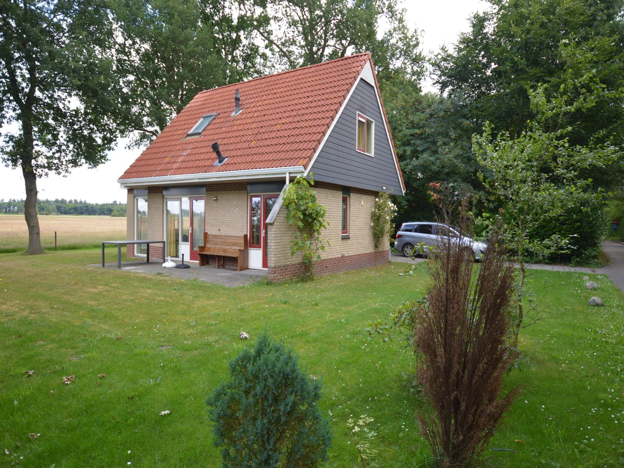 De buitenkant van Buitenplaats Berg en Bos nummer 18 in Lemele