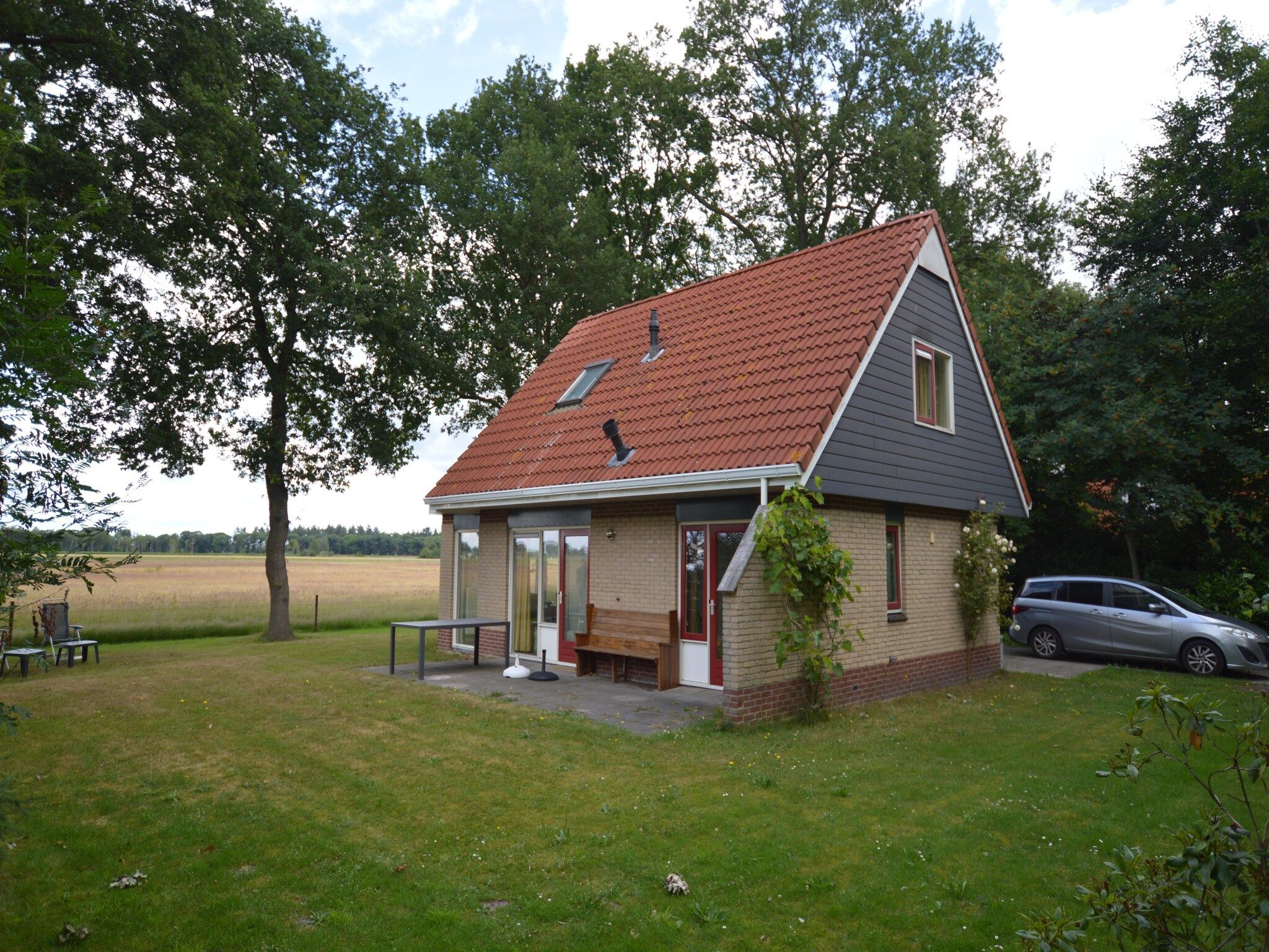 De buitenkant van Buitenplaats Berg en Bos nummer 18 in Lemele