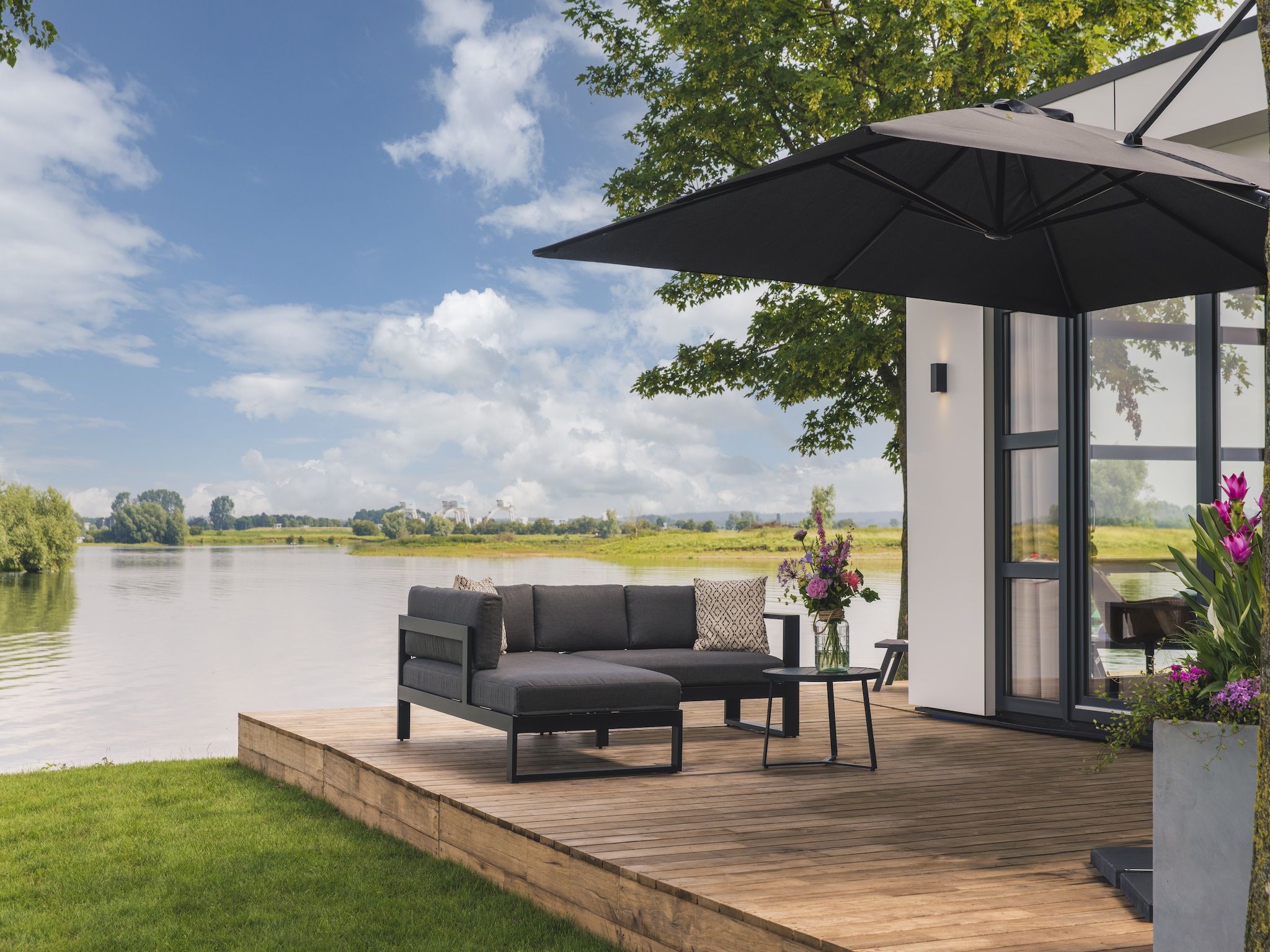 Het terras van MarinaPark Bad Nederrijn 2 in Maurik