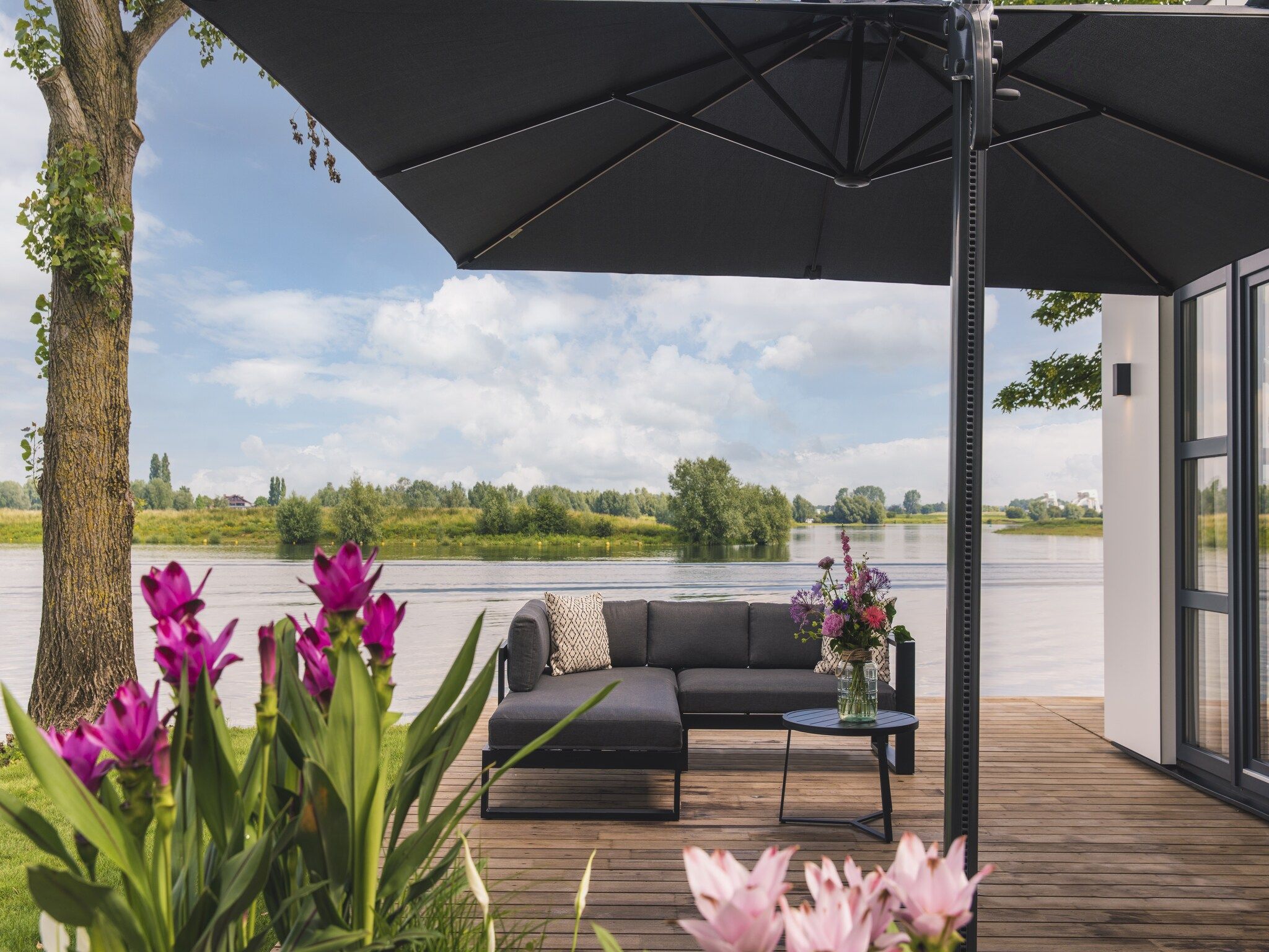 Het uitzicht vanaf MarinaPark Bad Nederrijn 2 in Maurik