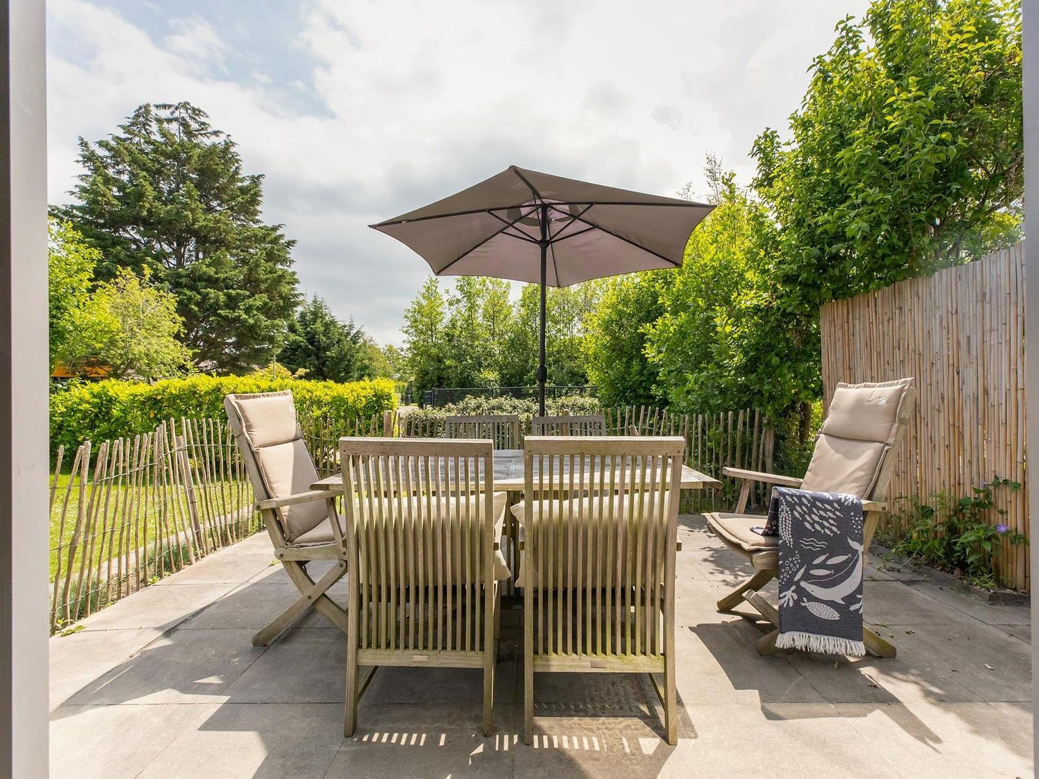 Het terras van Lepelblad 7 in Nieuwvlietbad