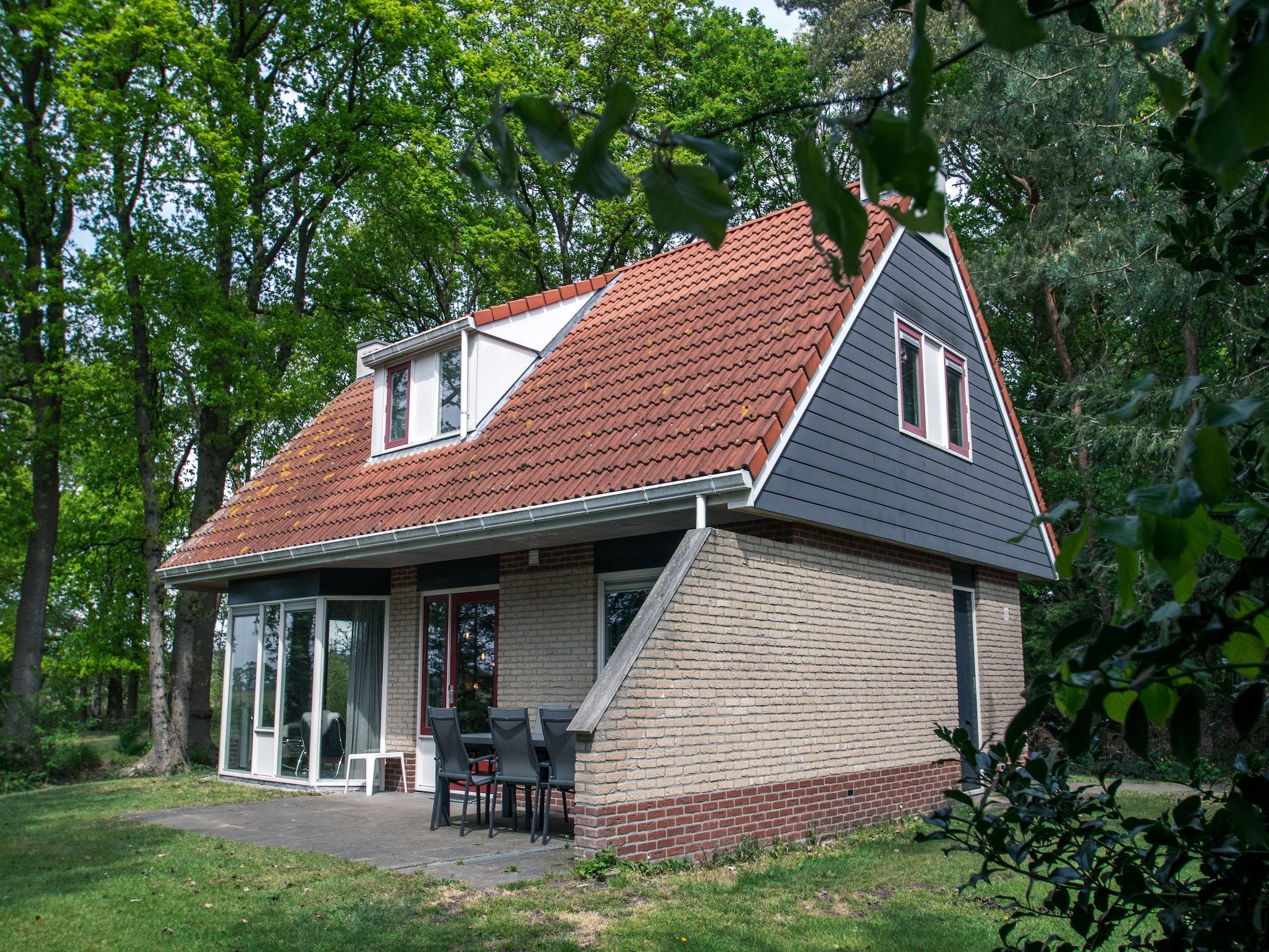 De buitenkant van Buitenplaats Berg en Bos nummer 13 in Overijssel