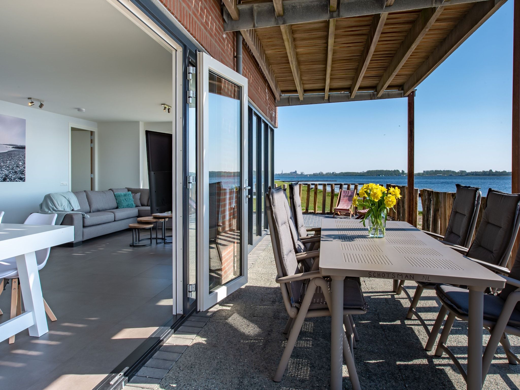 Het terras van Appartement 4c  Schotsman Watersport in Kamperland