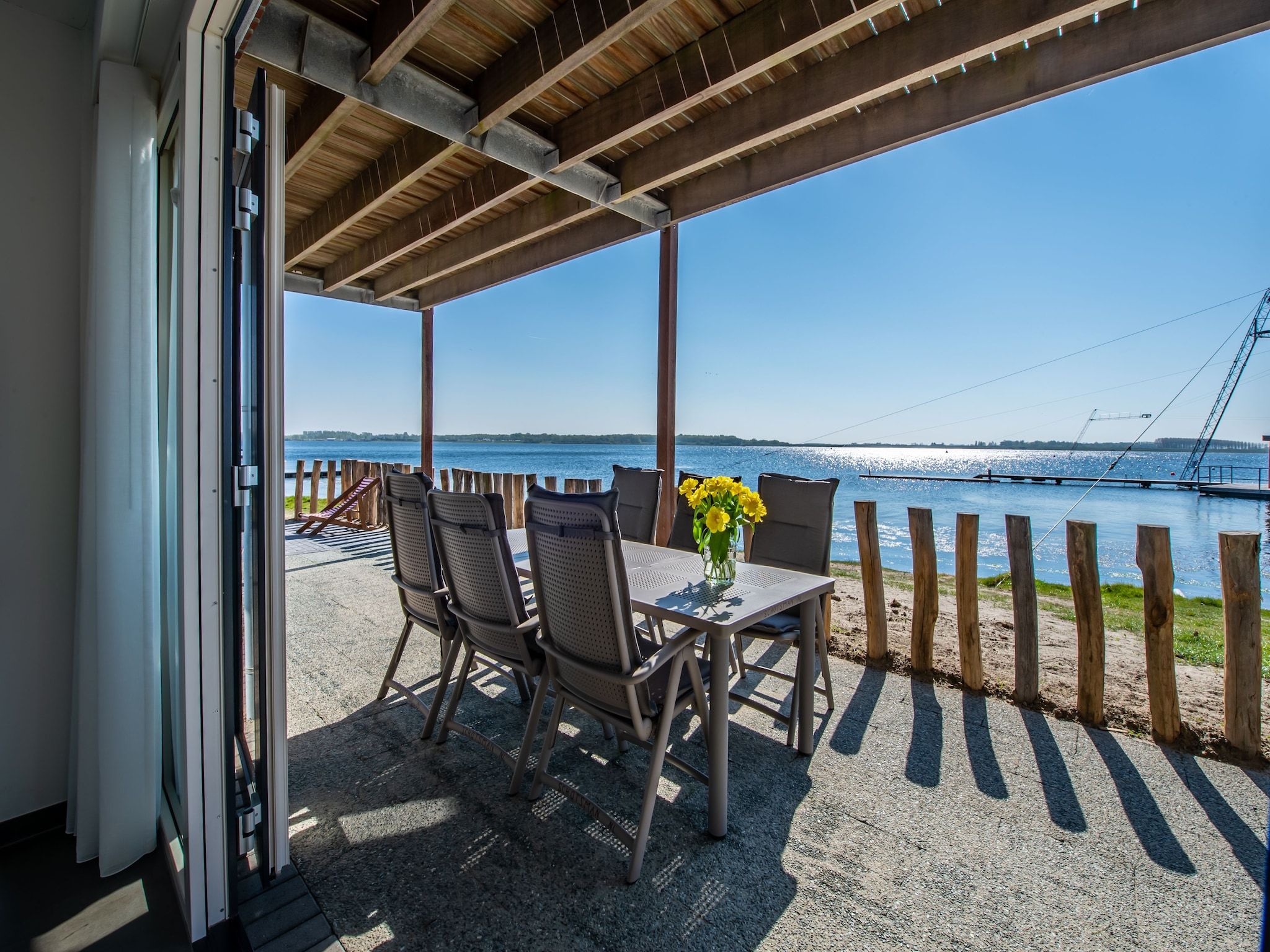 Het terras van Appartement 4c  Schotsman Watersport in Kamperland