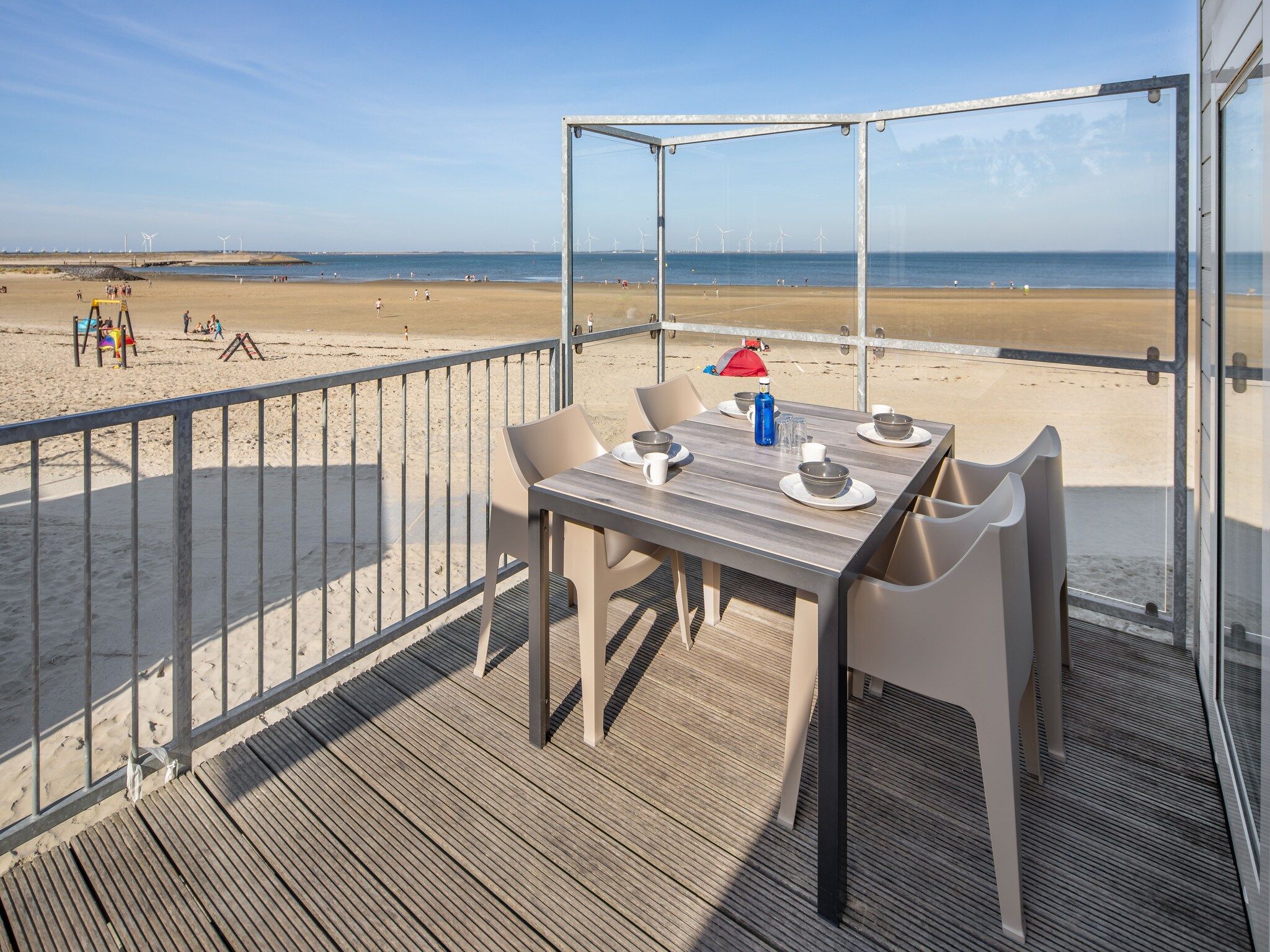 Het terras van Vakantiepark Beach Resort 24 in Kamperland