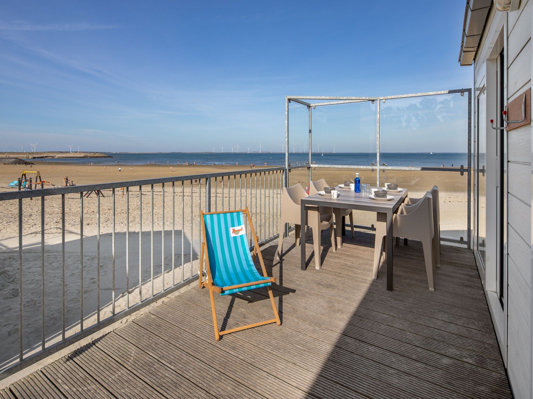 Het terras van Vakantiepark Beach Resort 24 in Kamperland