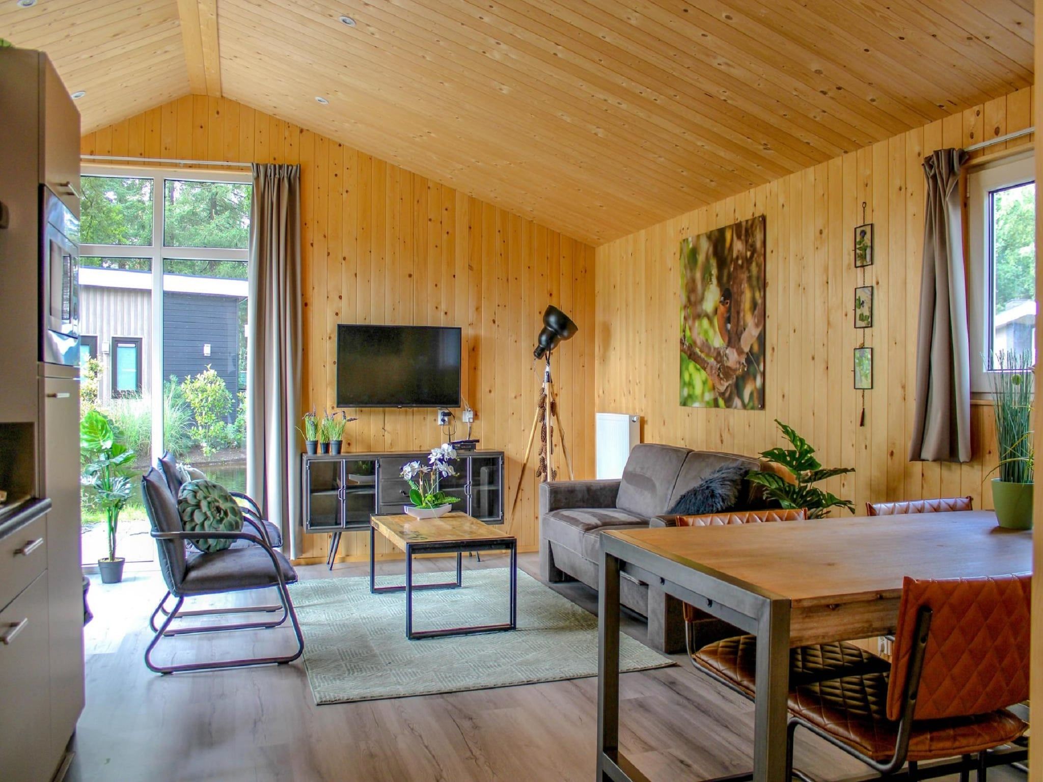 De woonkamer van Vakantiepark De Rimboe & De Woeste Hoogte 27 in Hoenderloo