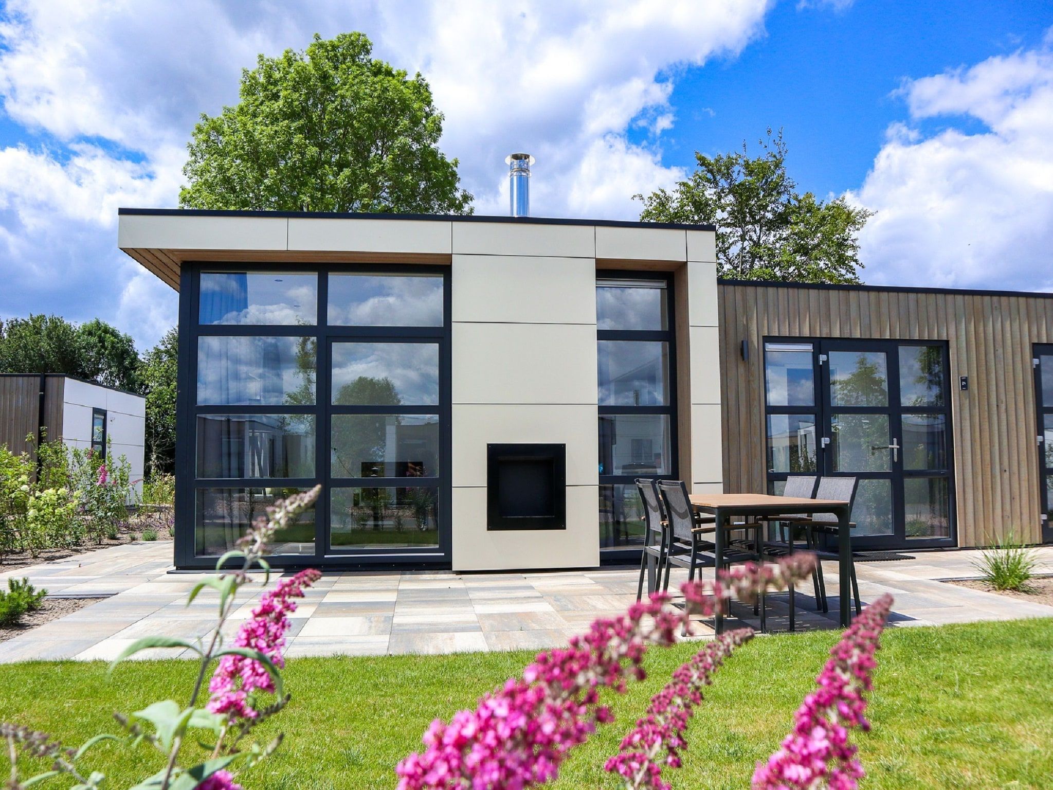 Het terras van Cube Exclusif 4 in Olburgen