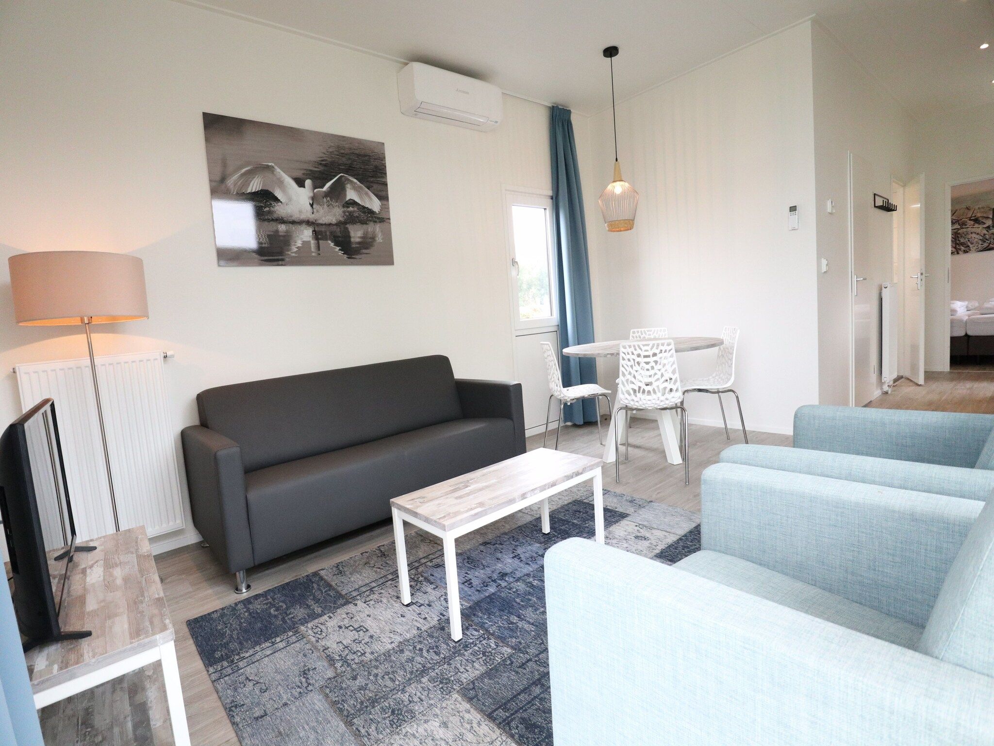 De woonkamer van Cube la Mer 4 in Olburgen