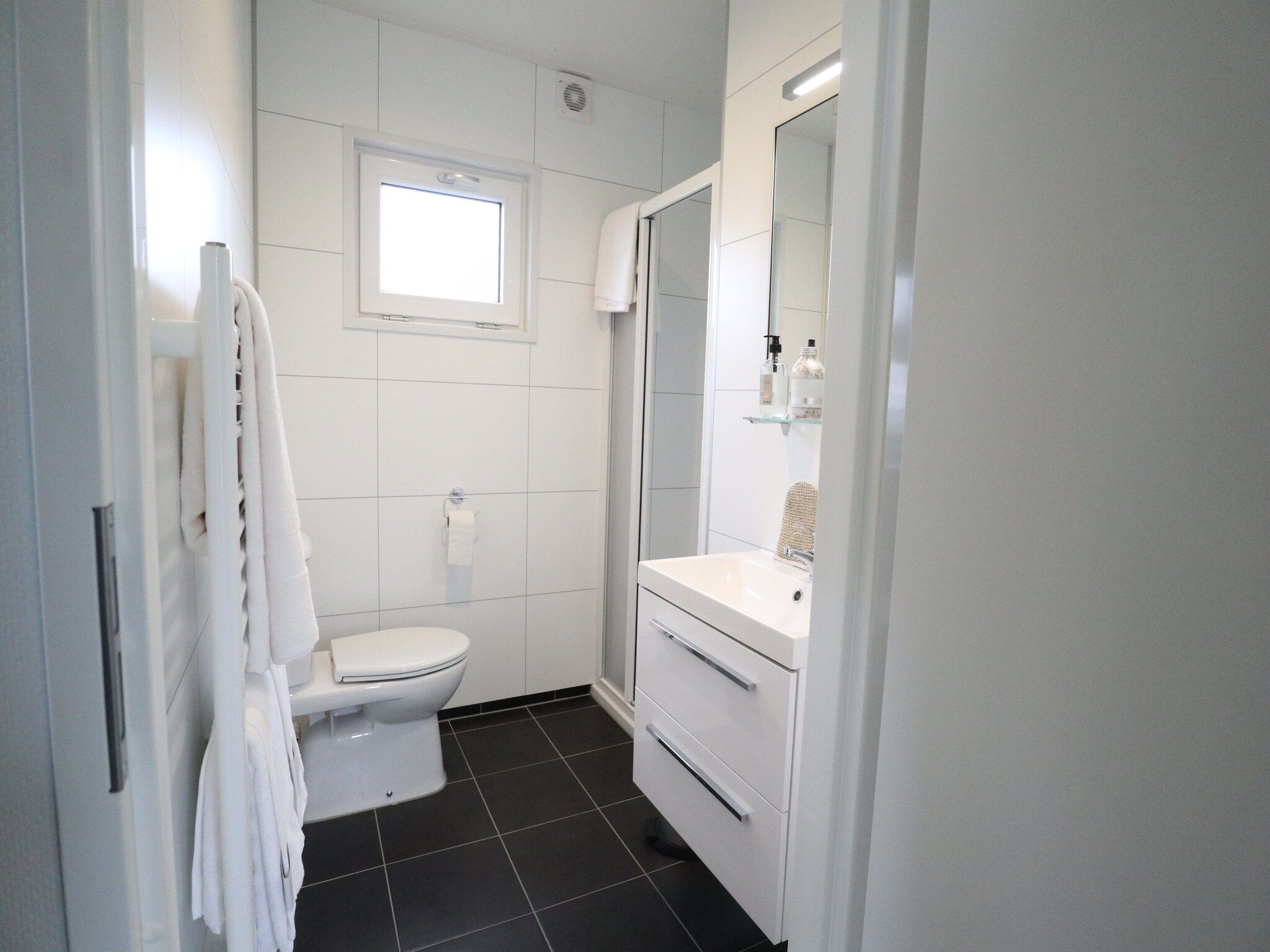 De badkamer van Cube la Mer 4 in Olburgen