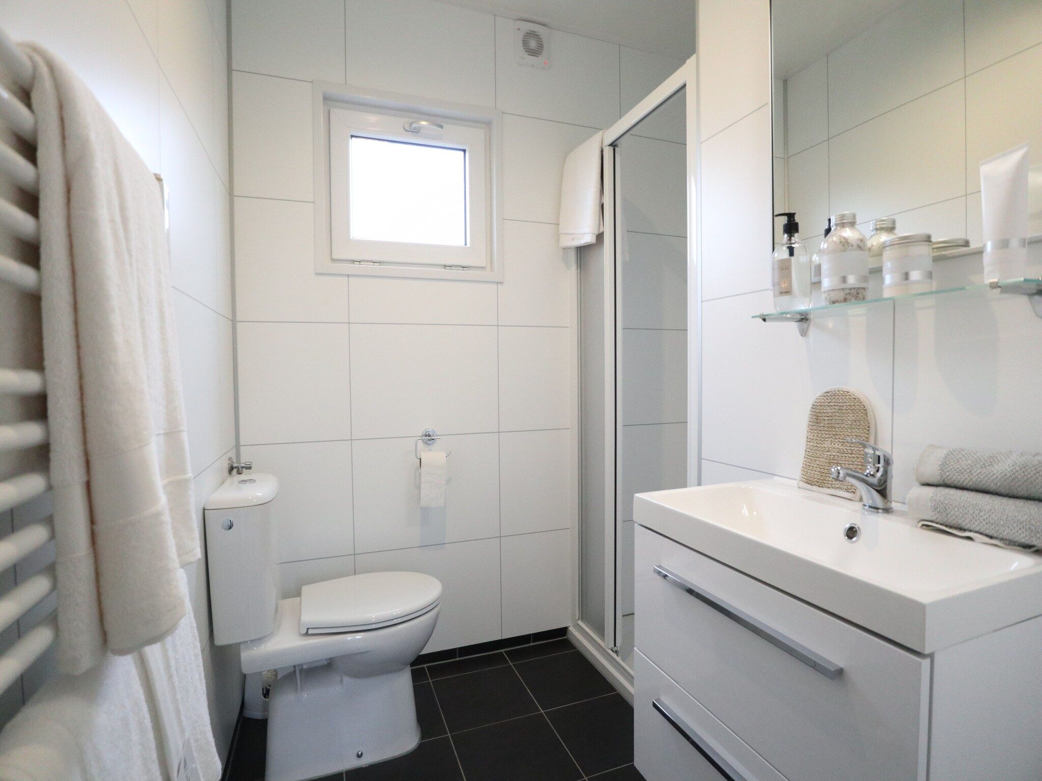 De badkamer van Cube la Mer 4 in Olburgen
