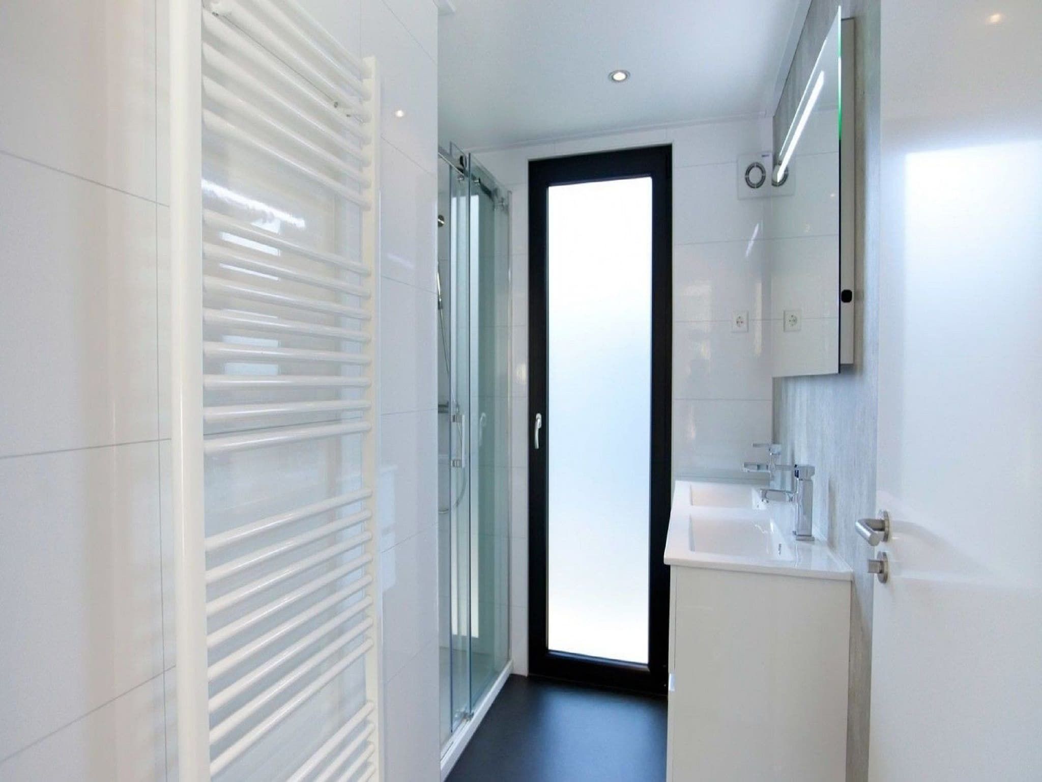 De badkamer van L-Cube Plus 6 in Olburgen