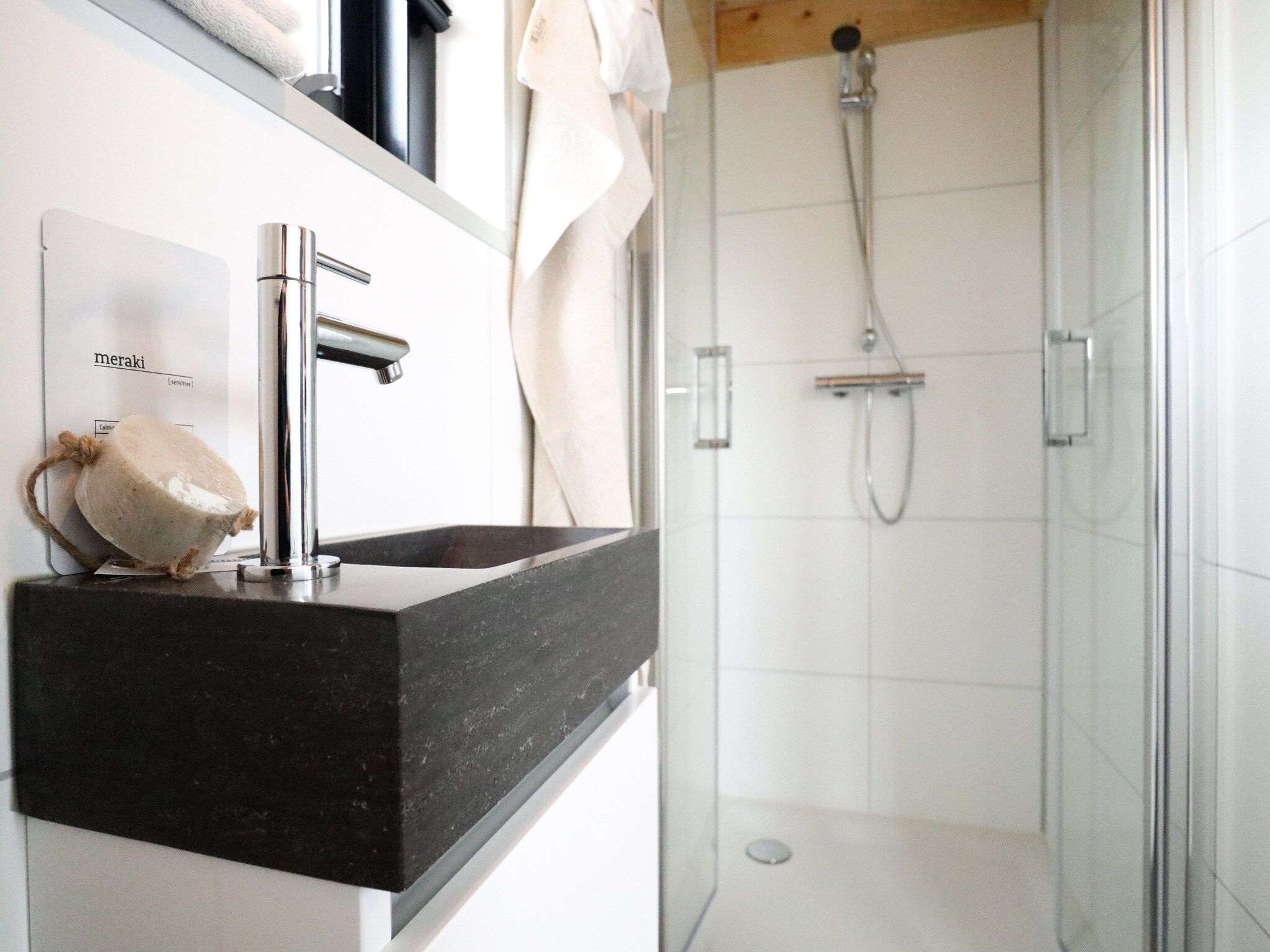 De badkamer van Tiny House 2 in Olburgen