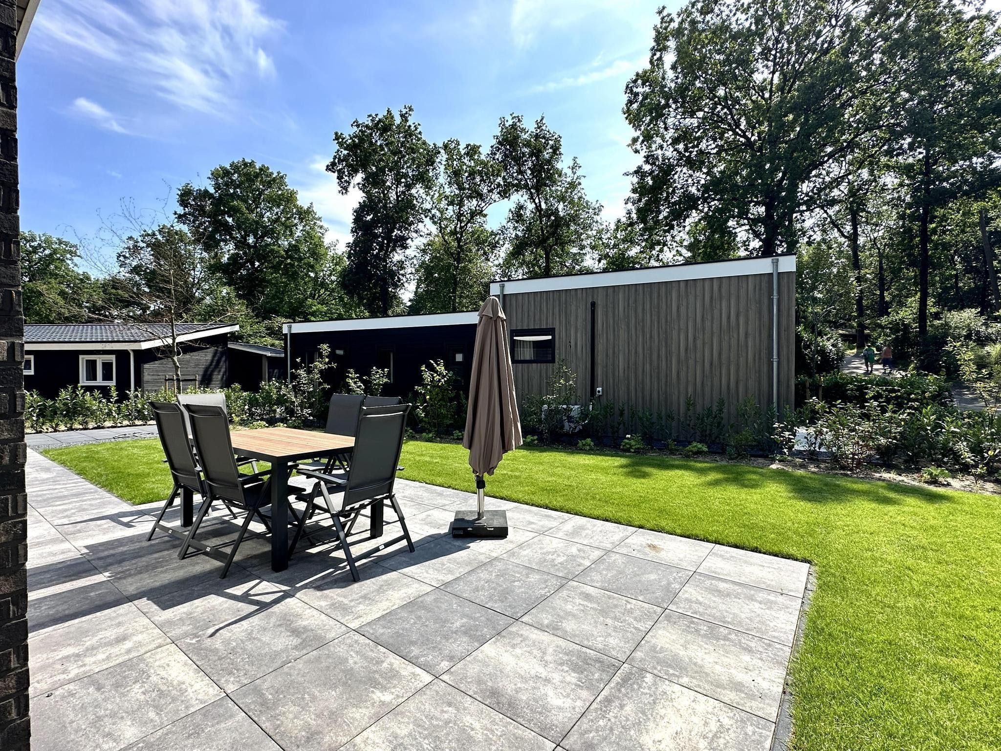 Het terras van Vakantiepark De Rimboe & De Woeste Hoogte 28 in Hoenderloo
