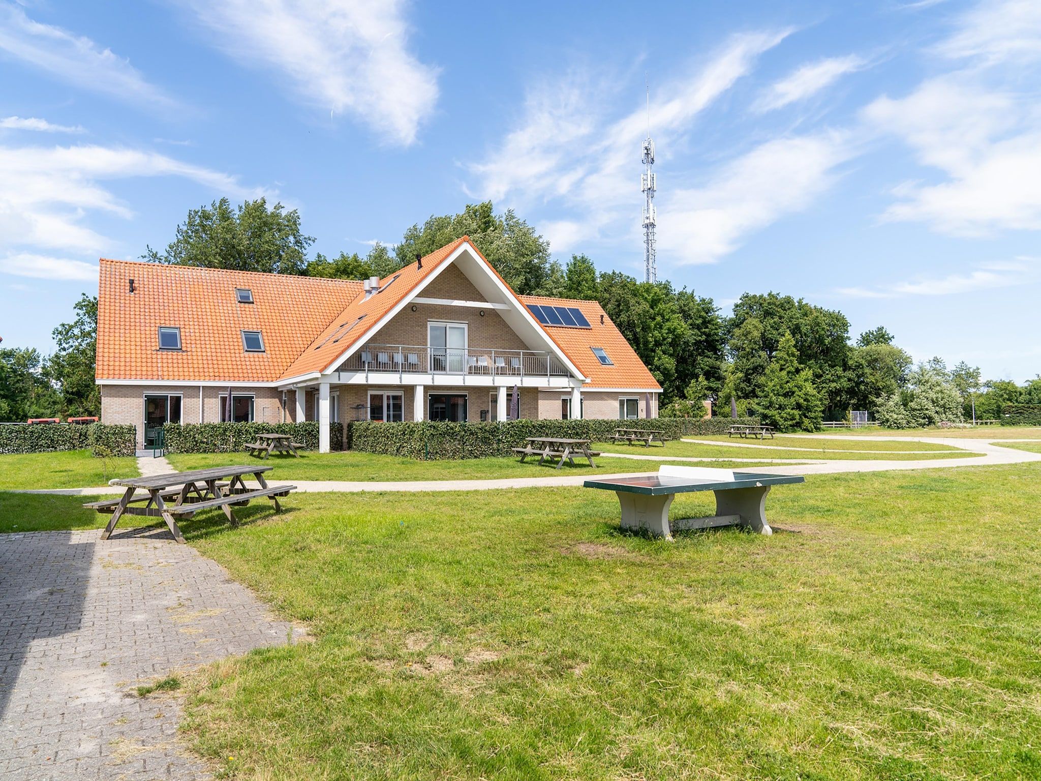 De buitenkant van Bramerduin in Nes