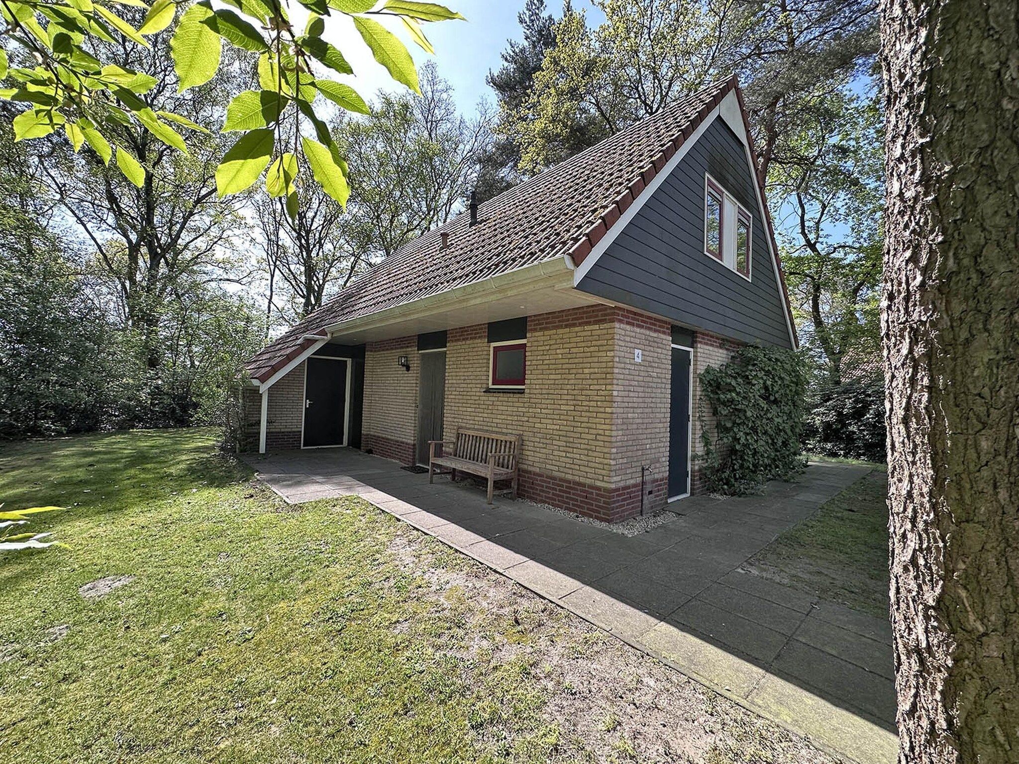 De buitenkant van Buitenplaats Berg en Bos nummer 4 in Lemele