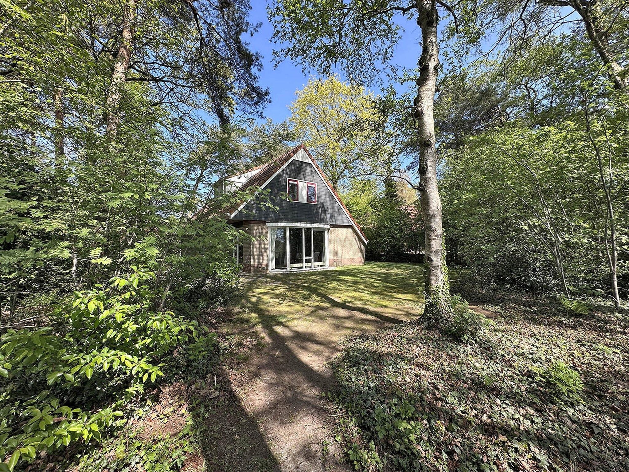 De buitenkant van Buitenplaats Berg en Bos nummer 4 in Lemele
