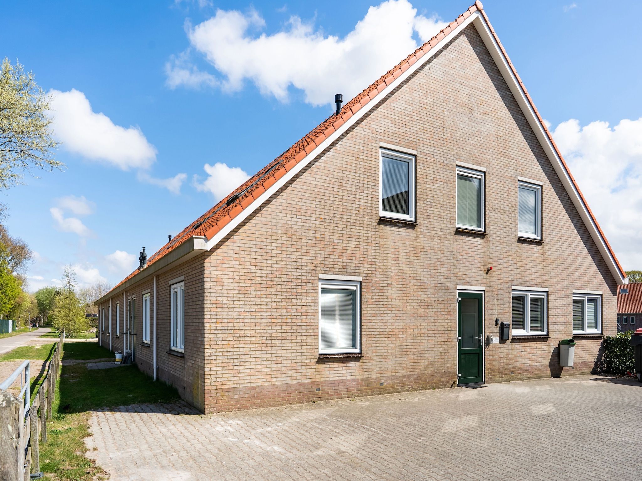 De buitenkant van Vrijersduin in Nes