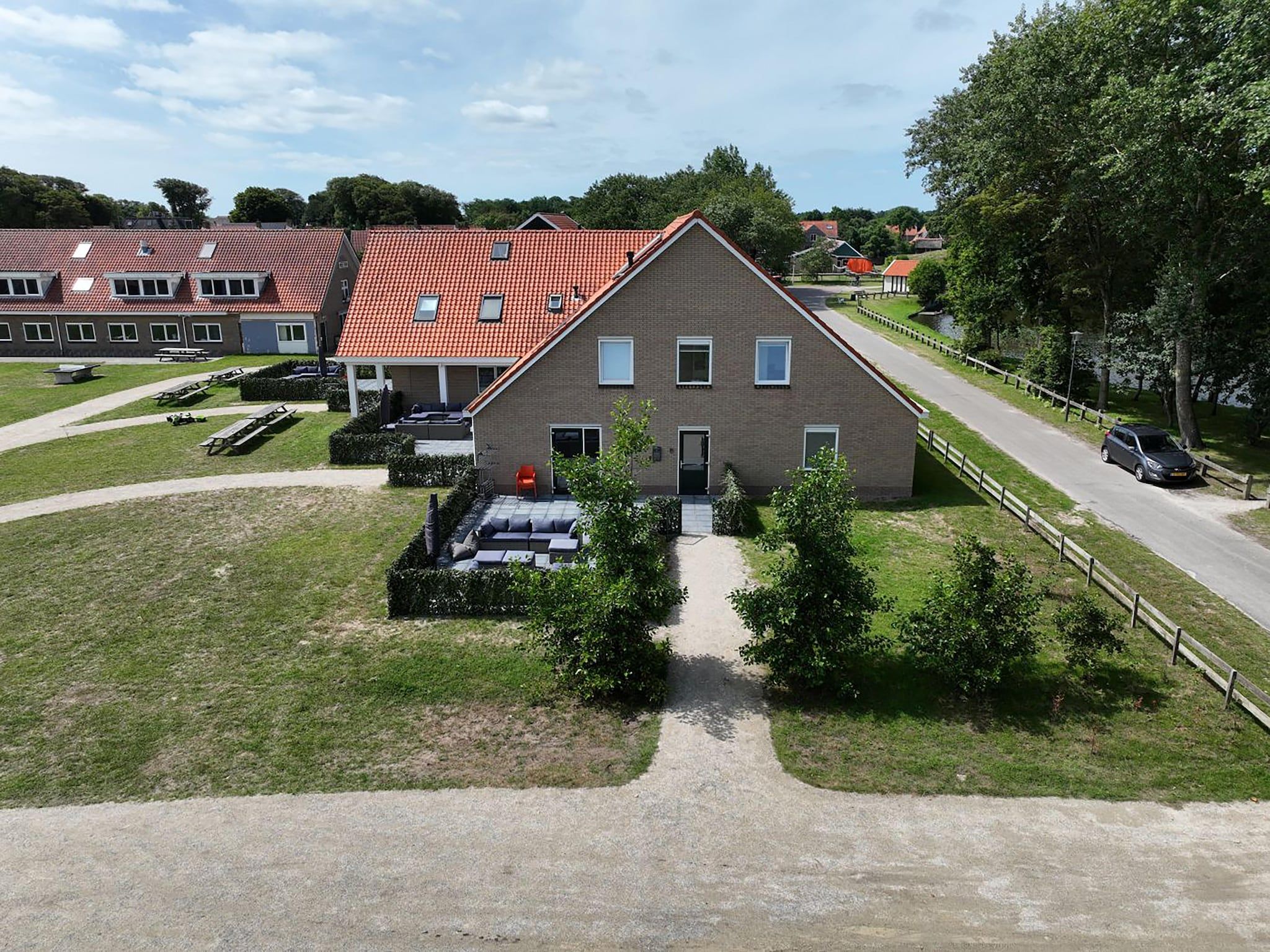 De buitenkant van Kaapsduin in Nes