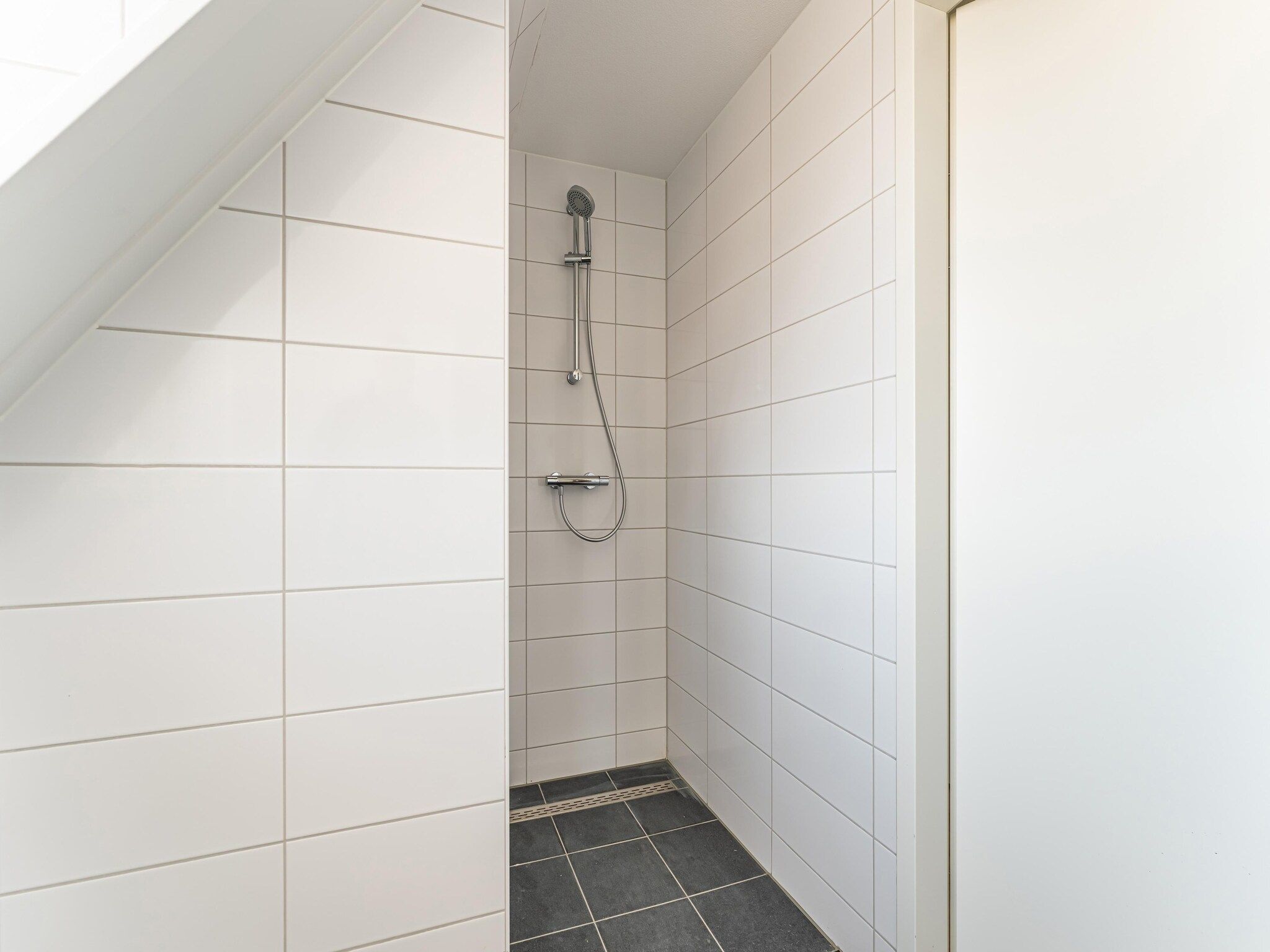 De badkamer van De Tjiftjaf Huis Nr 21 in Scherpenisse