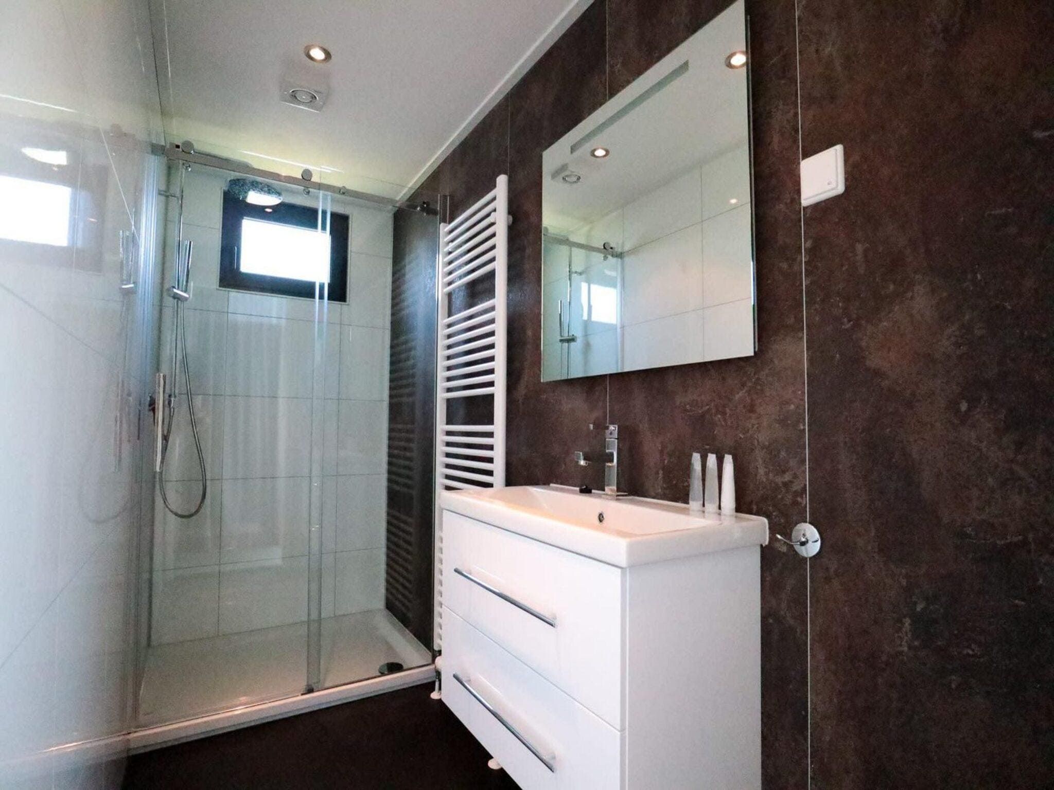 De badkamer van Cube Exclusif Plus 6 in Nieuwvliet