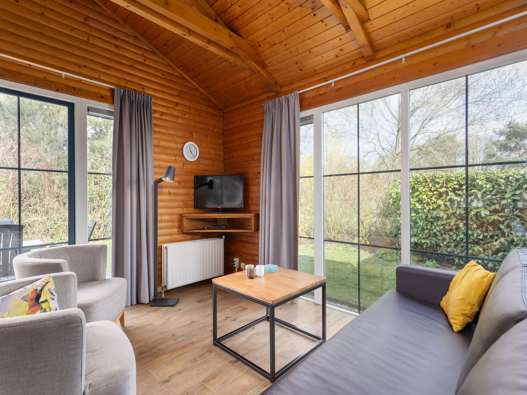 De woonkamer van De Veluwse Hoevegaerde 7 in Putten