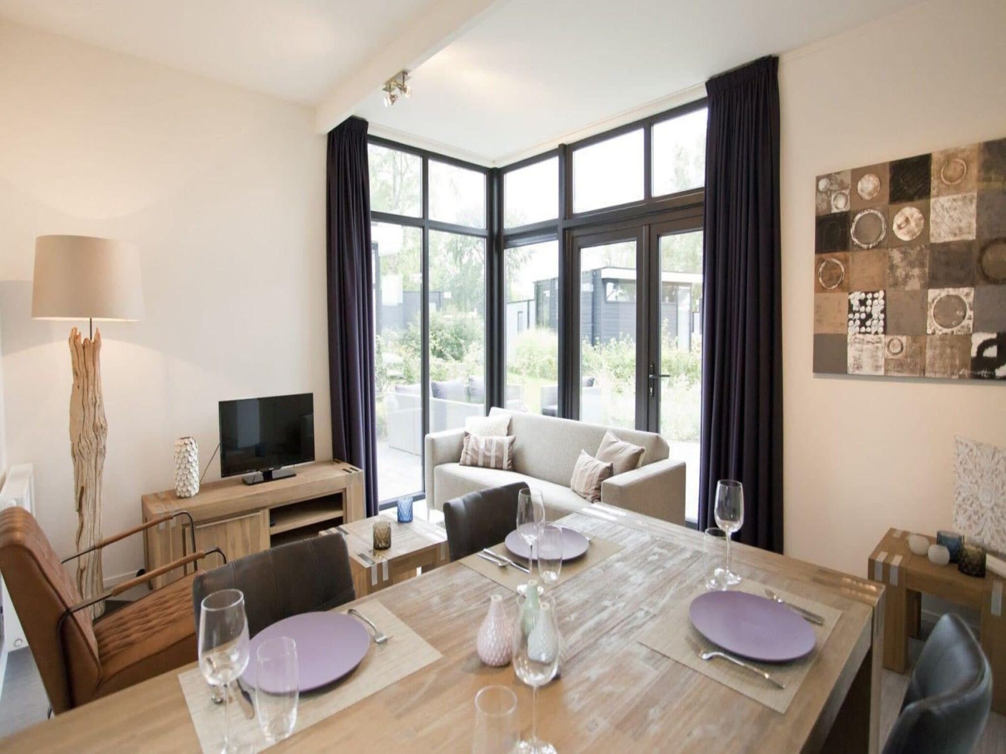De eetkamer van Cube La Mer 4 in Nieuwvliet