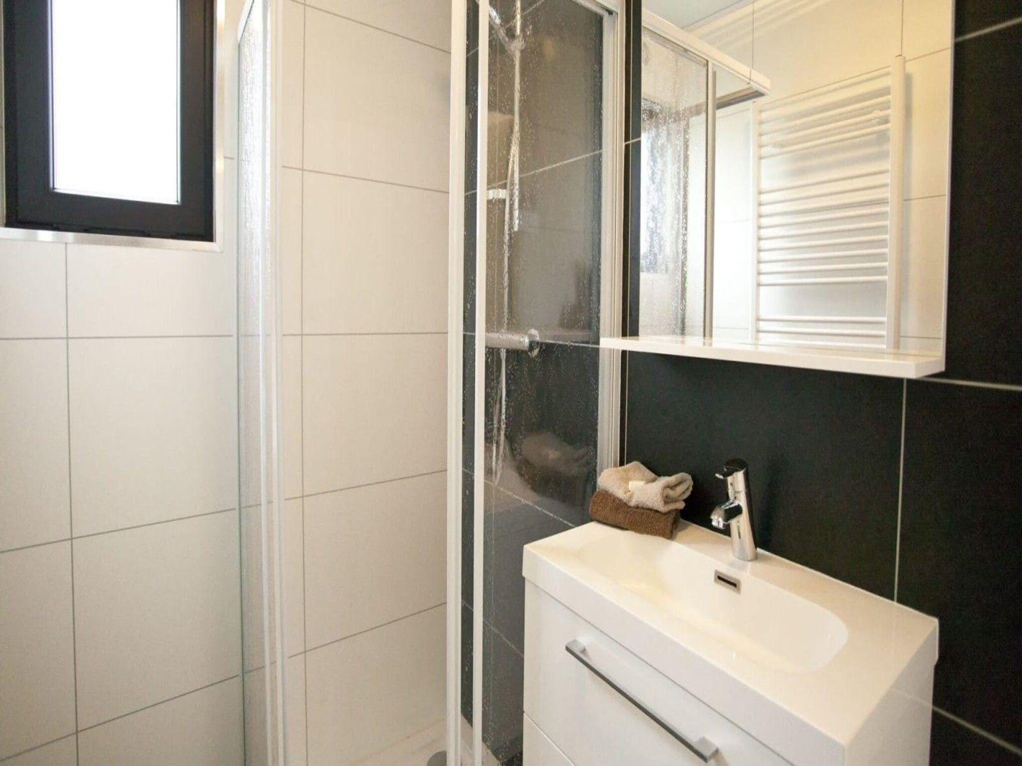 De badkamer van Cube La Mer 4 in Nieuwvliet