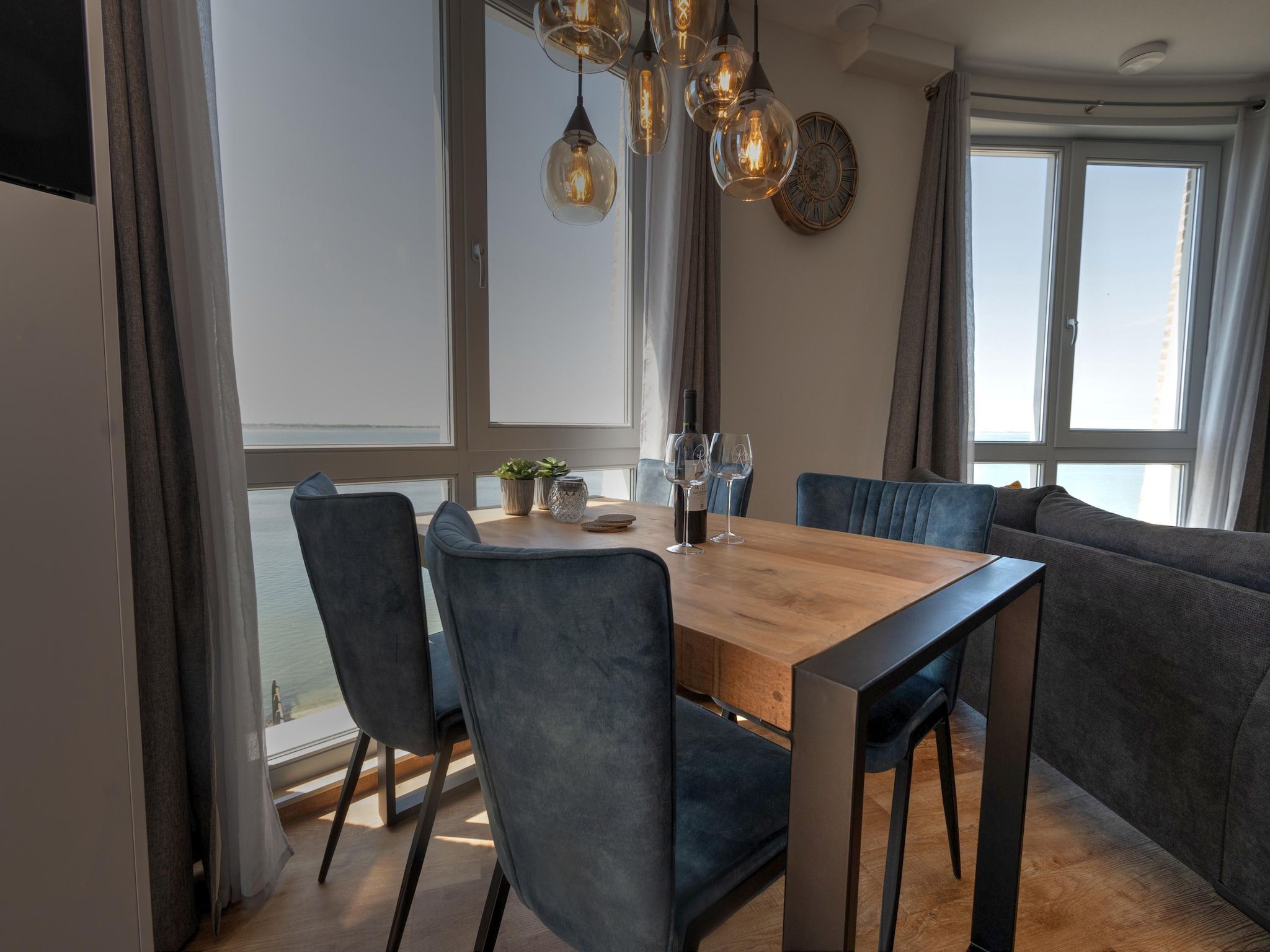 De eetkamer van Casa Isla Bella in Scherpenisse