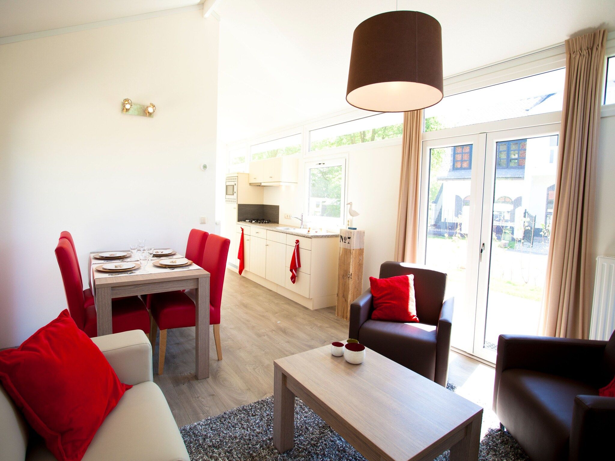 De eetkamer van Cabana 4 in Breskens