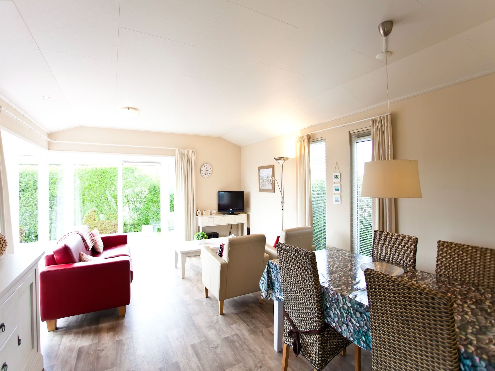 De eetkamer van Unique Luxe 4 in Breskens