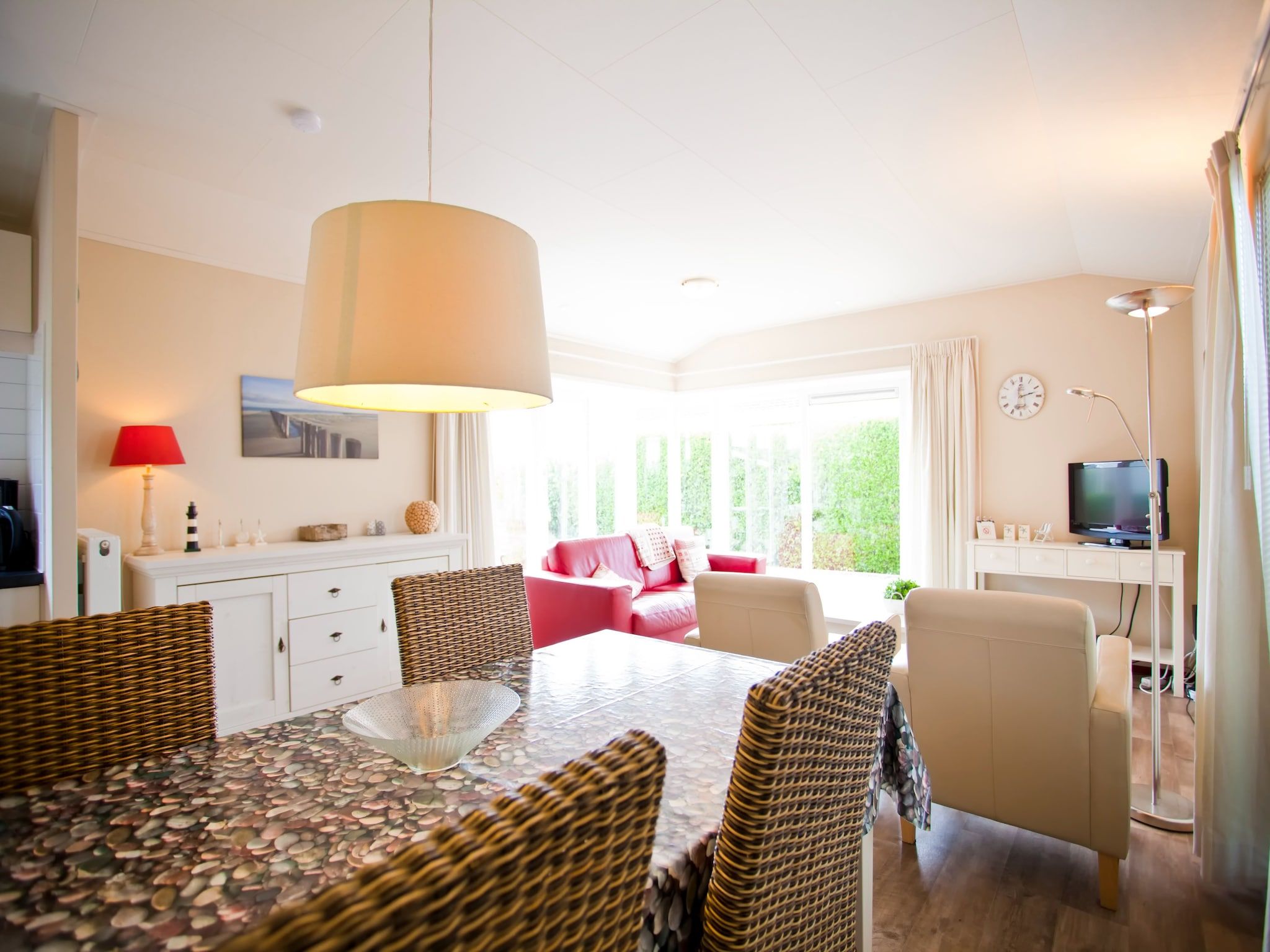 De eetkamer van Unique Luxe 4 in Breskens
