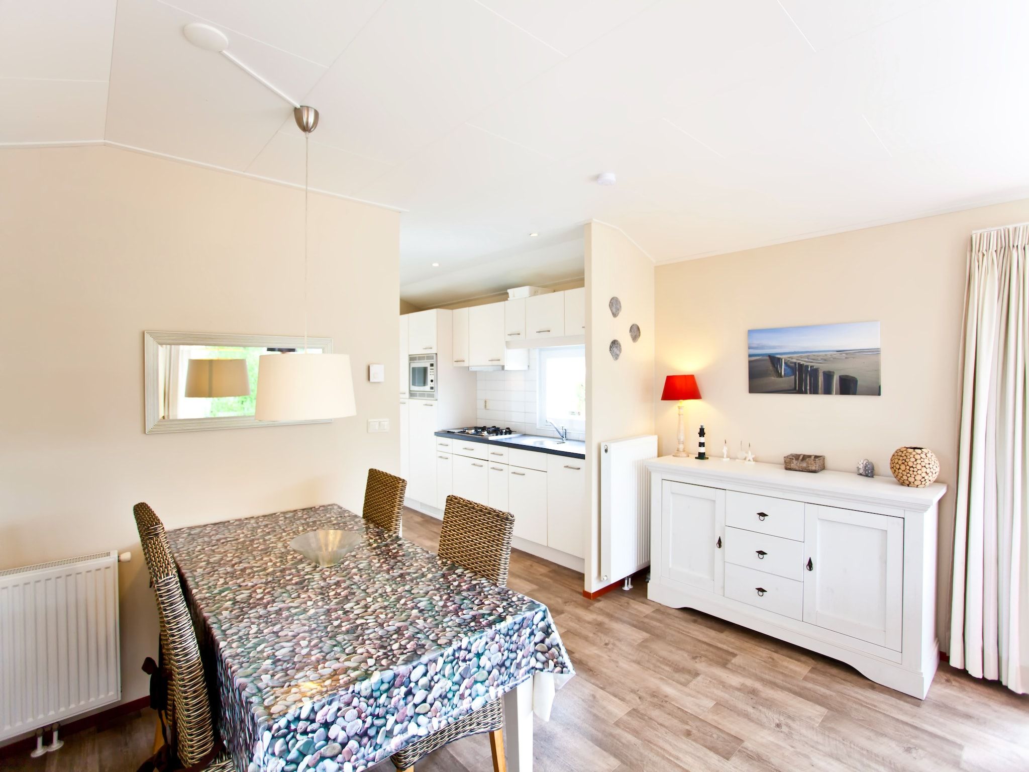 De eetkamer van Unique Luxe 4 in Breskens