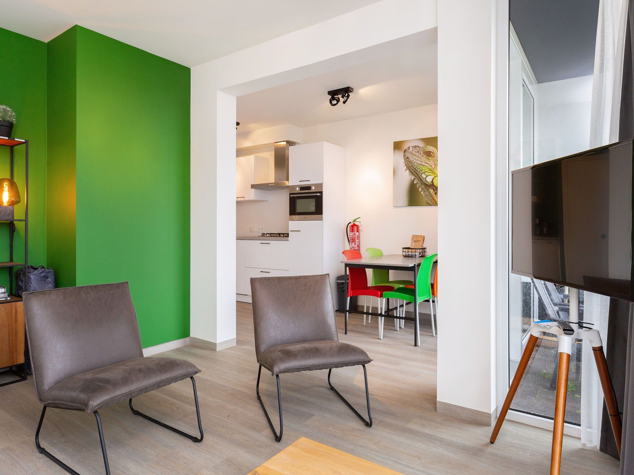 De woonkamer van Paviljoenwei 12-24 - begane grond in Offingawier