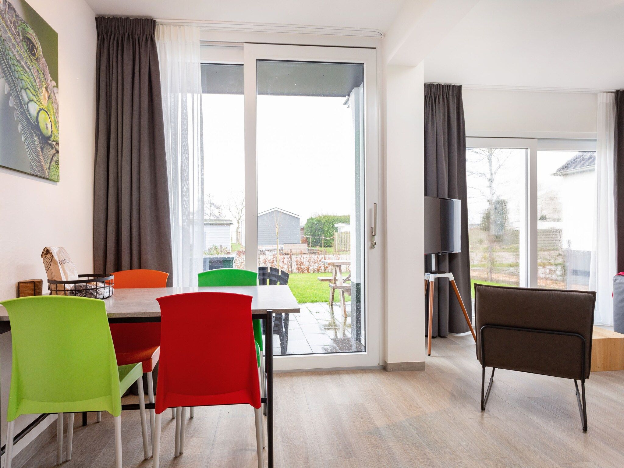 De woonkamer van Paviljoenwei 12-24 - begane grond in Offingawier