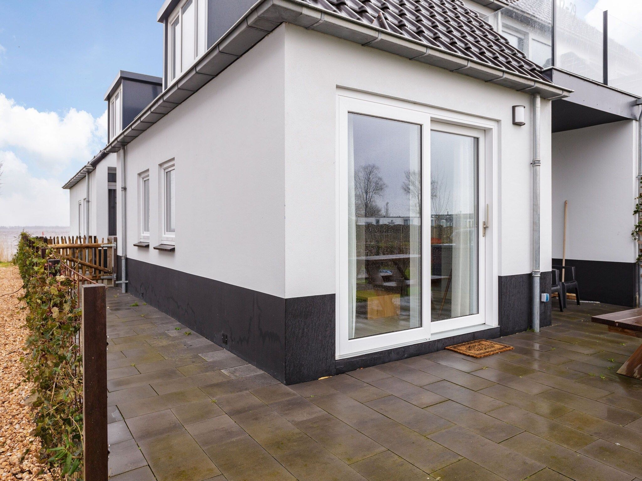 De buitenkant van Paviljoenwei 12-24 - begane grond in Offingawier